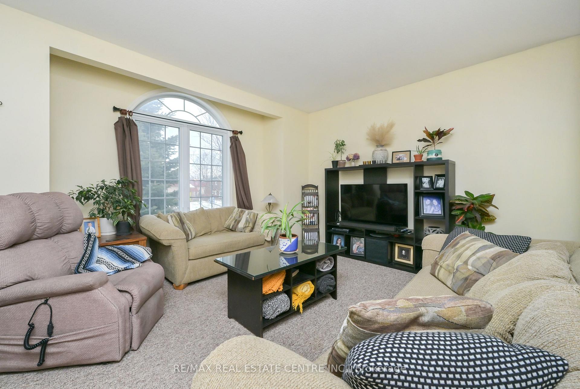 Photo 7 of 300 A Broadway, Orangeville — HOMEH