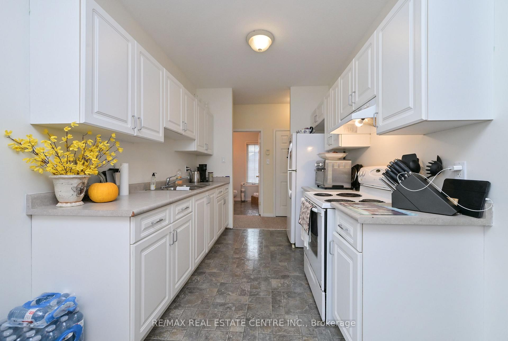 Photo 10 of 300 A Broadway, Orangeville — HOMEH