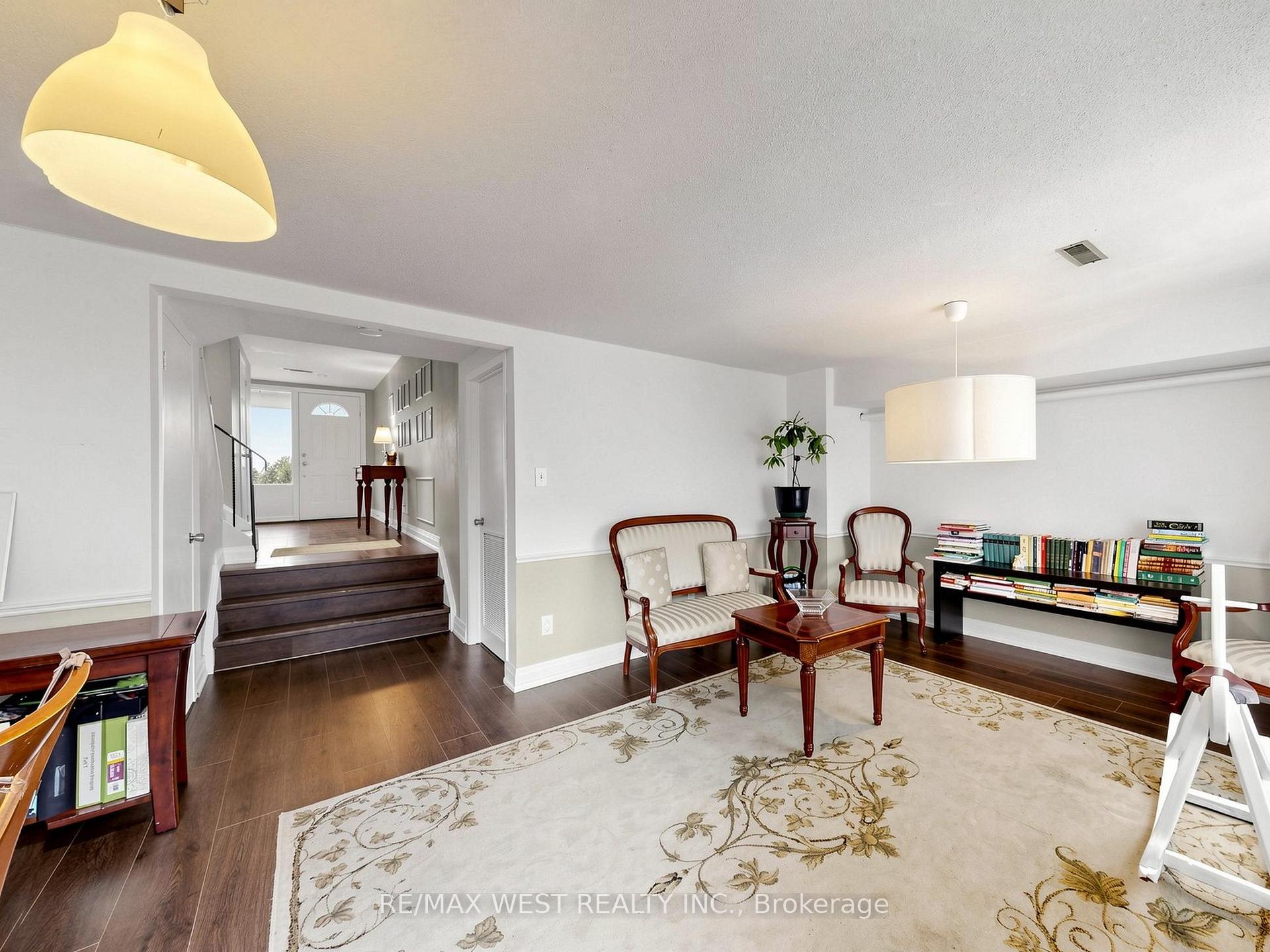 Photo 4 of Unit 44, 121 Poplar Crescent, Aurora, Aurora Highlands — HOMEH