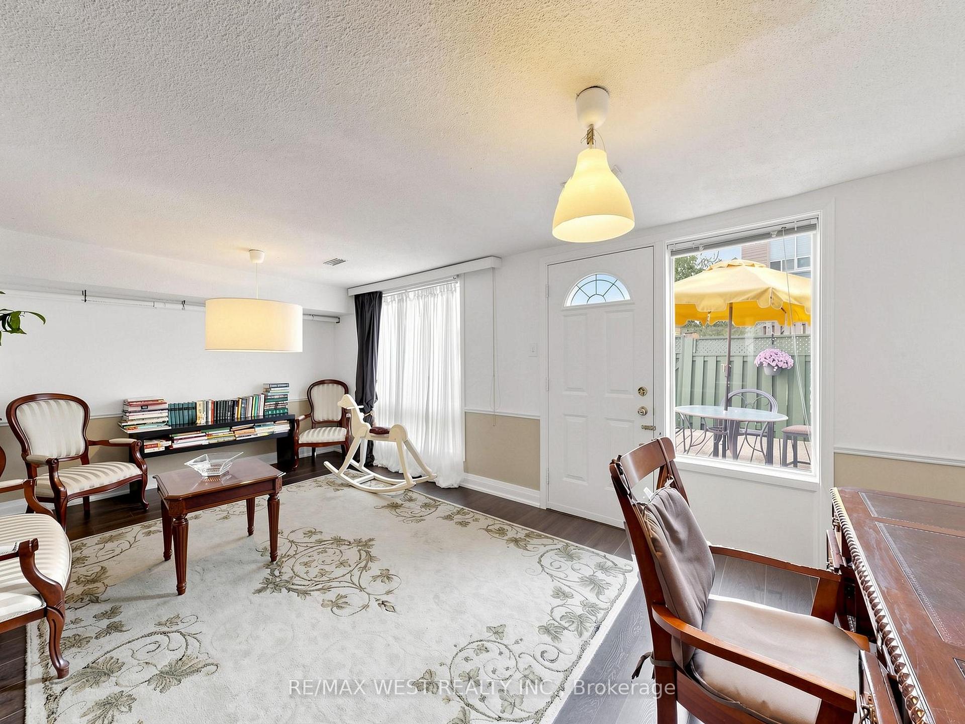 Photo 5 of Unit 44, 121 Poplar Crescent, Aurora, Aurora Highlands — HOMEH