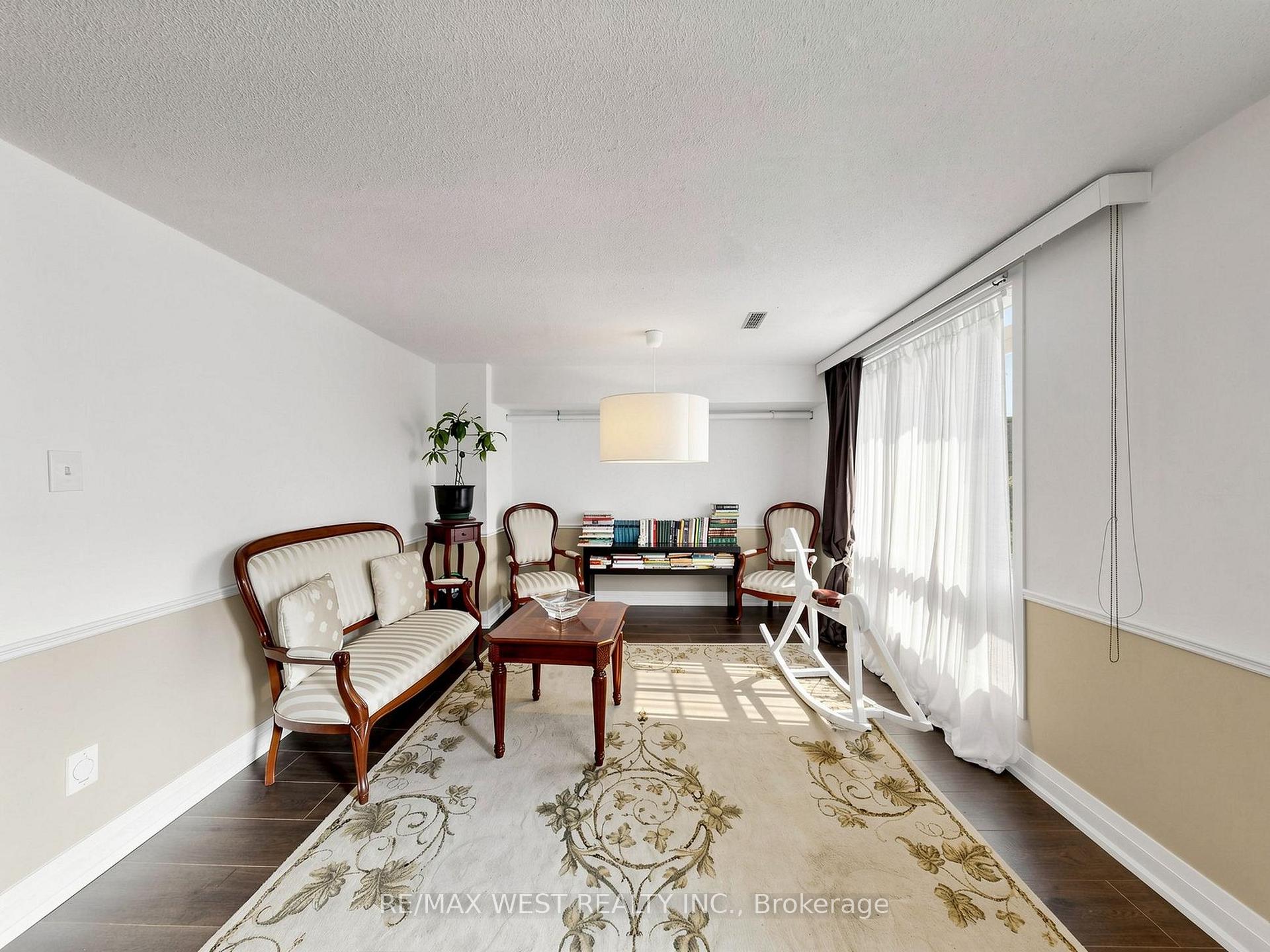 Photo 6 of Unit 44, 121 Poplar Crescent, Aurora, Aurora Highlands — HOMEH