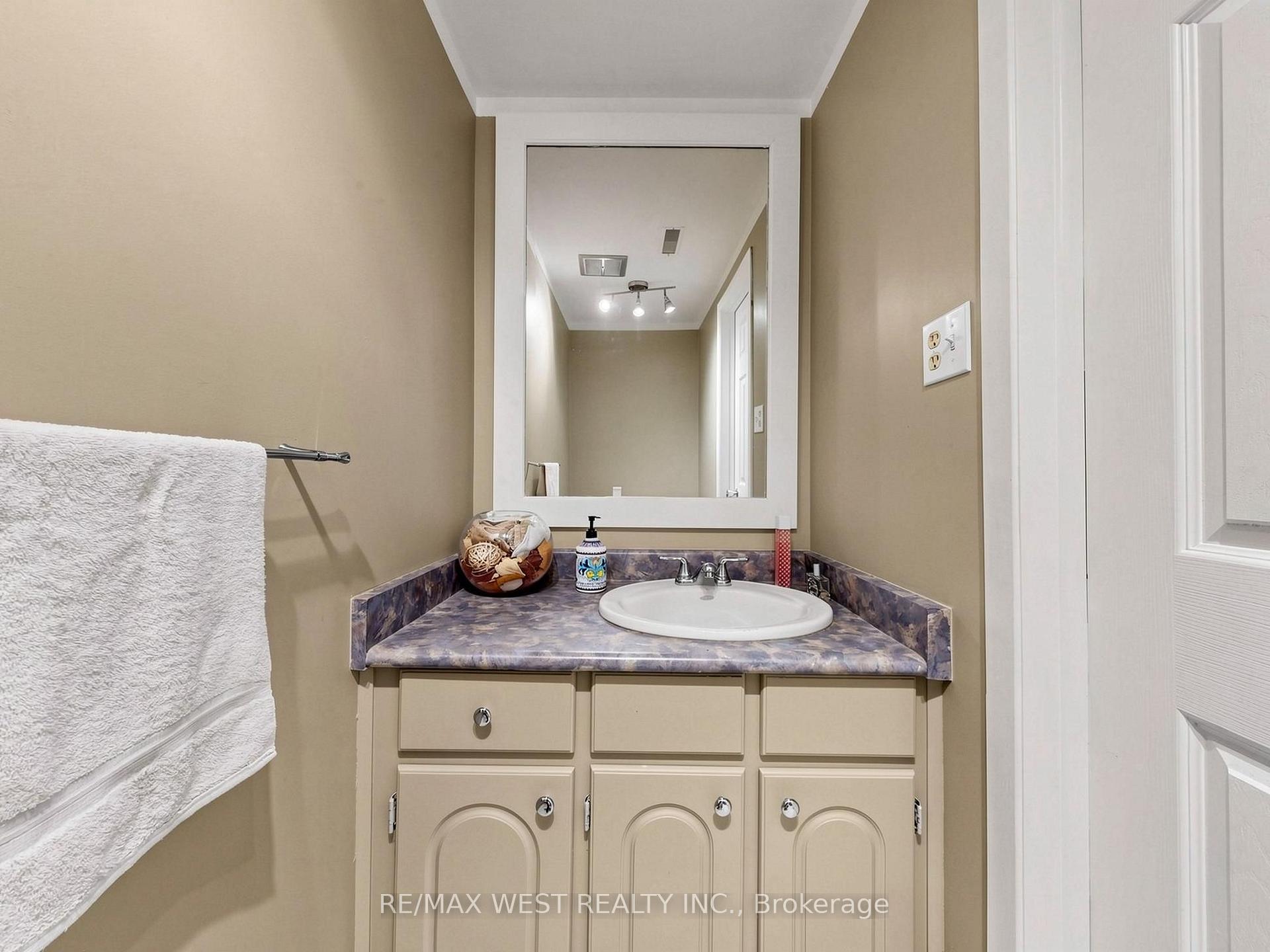 Photo 9 of Unit 44, 121 Poplar Crescent, Aurora, Aurora Highlands — HOMEH