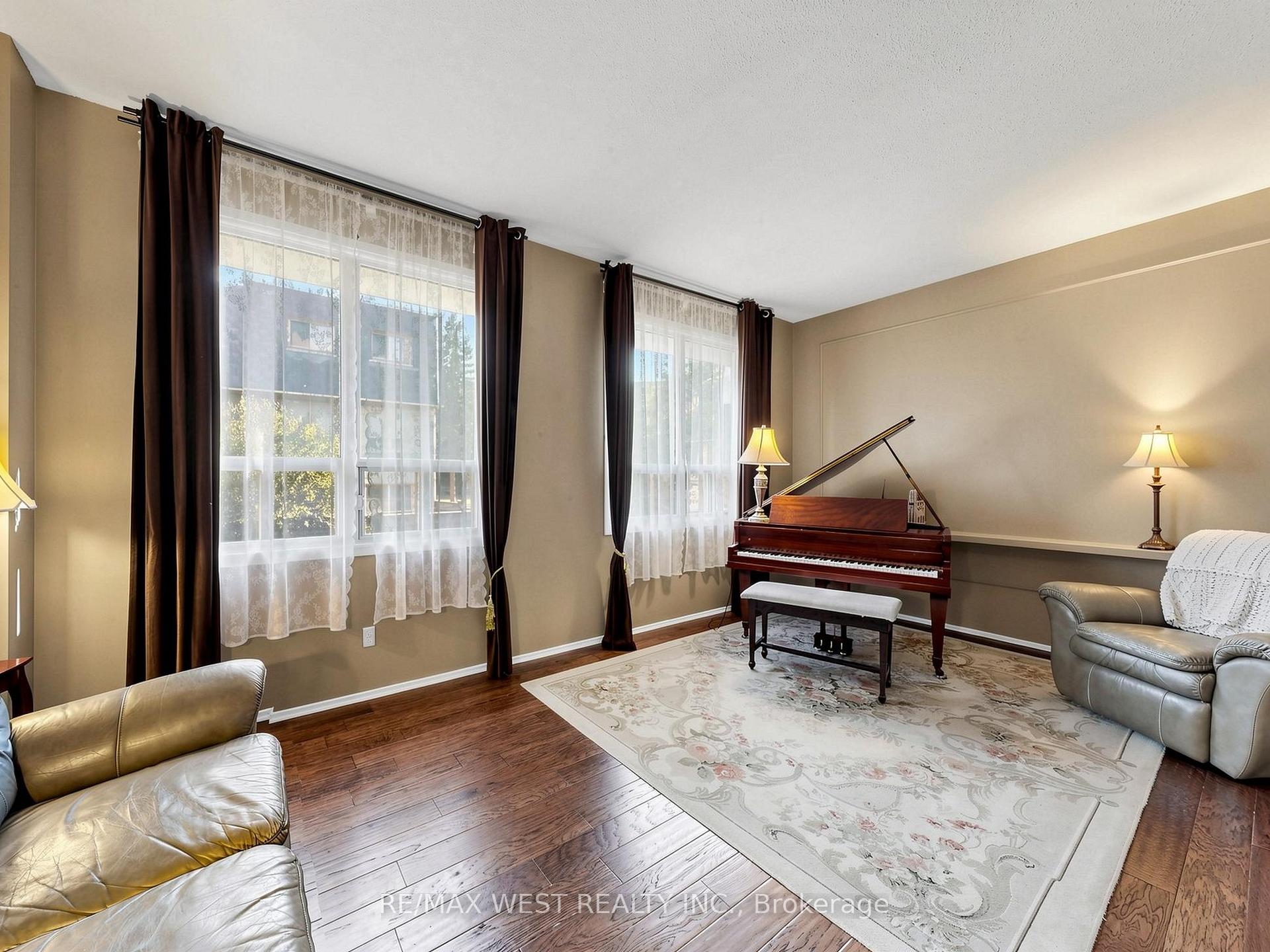 Photo 12 of Unit 44, 121 Poplar Crescent, Aurora, Aurora Highlands — HOMEH