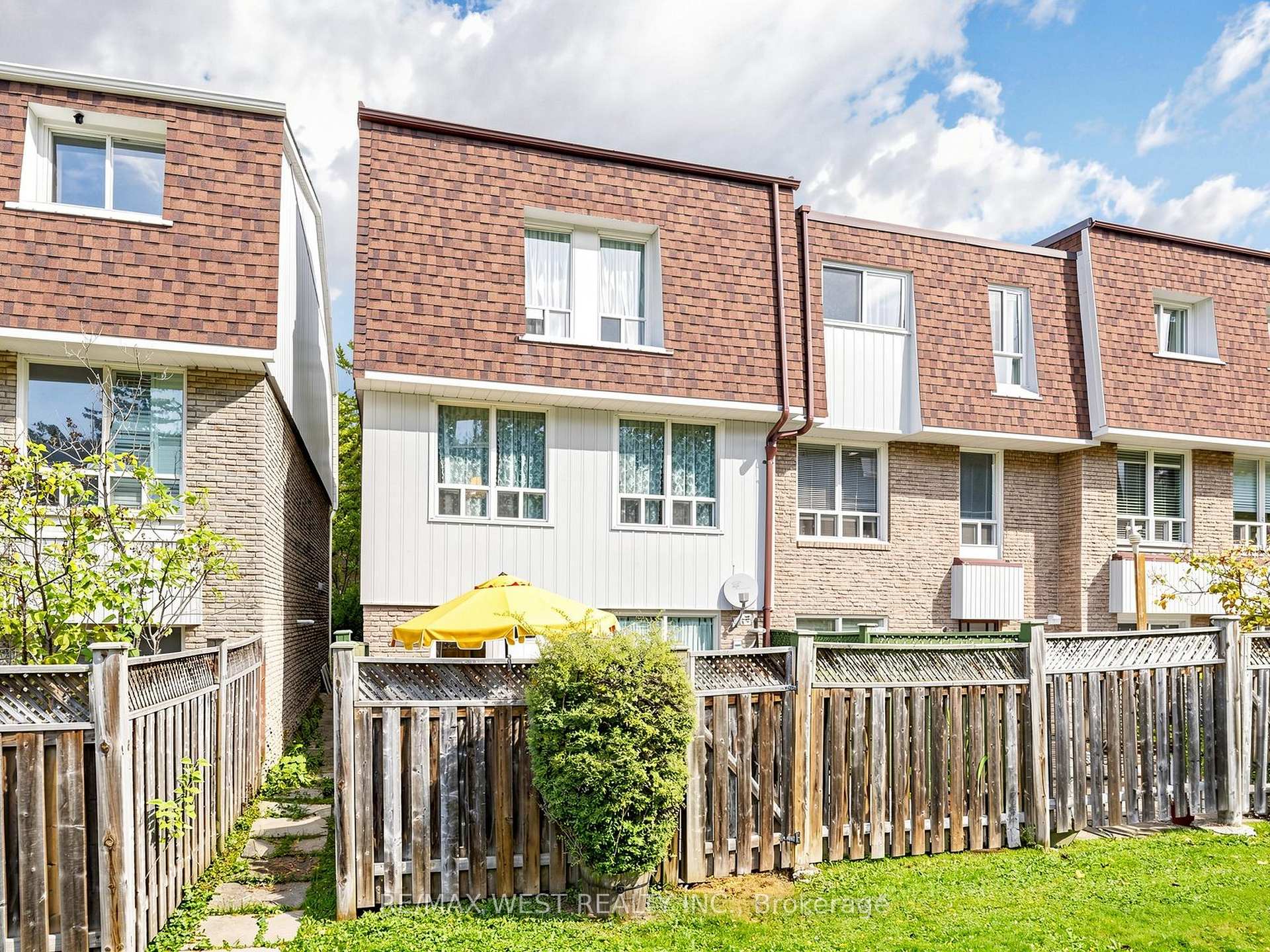 Photo 47 of Unit 44, 121 Poplar Crescent, Aurora, Aurora Highlands — HOMEH