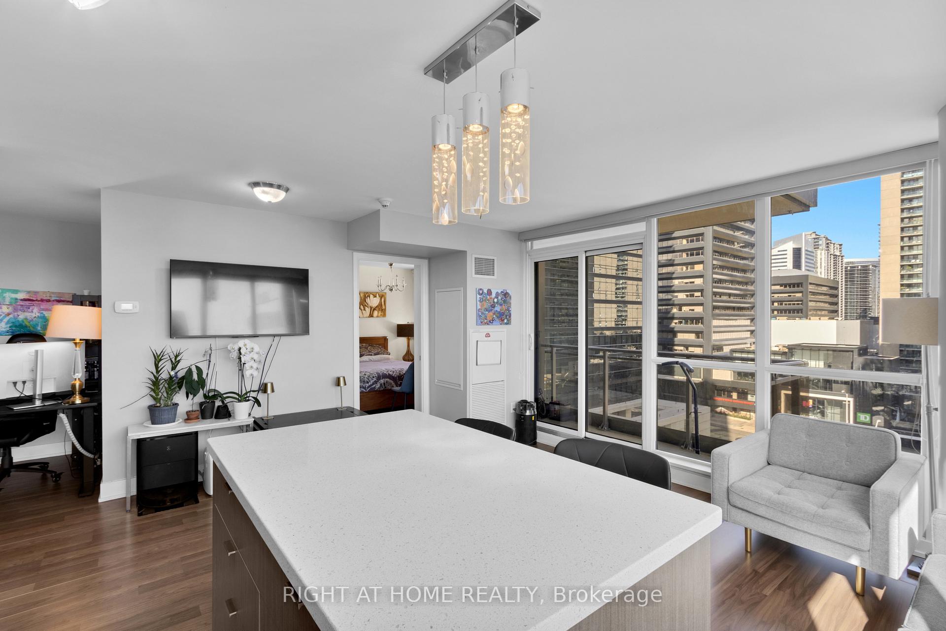 Photo 7 of Unit 904, 23 Sheppard Avenue E, North York, Willowdale East — HOMEH