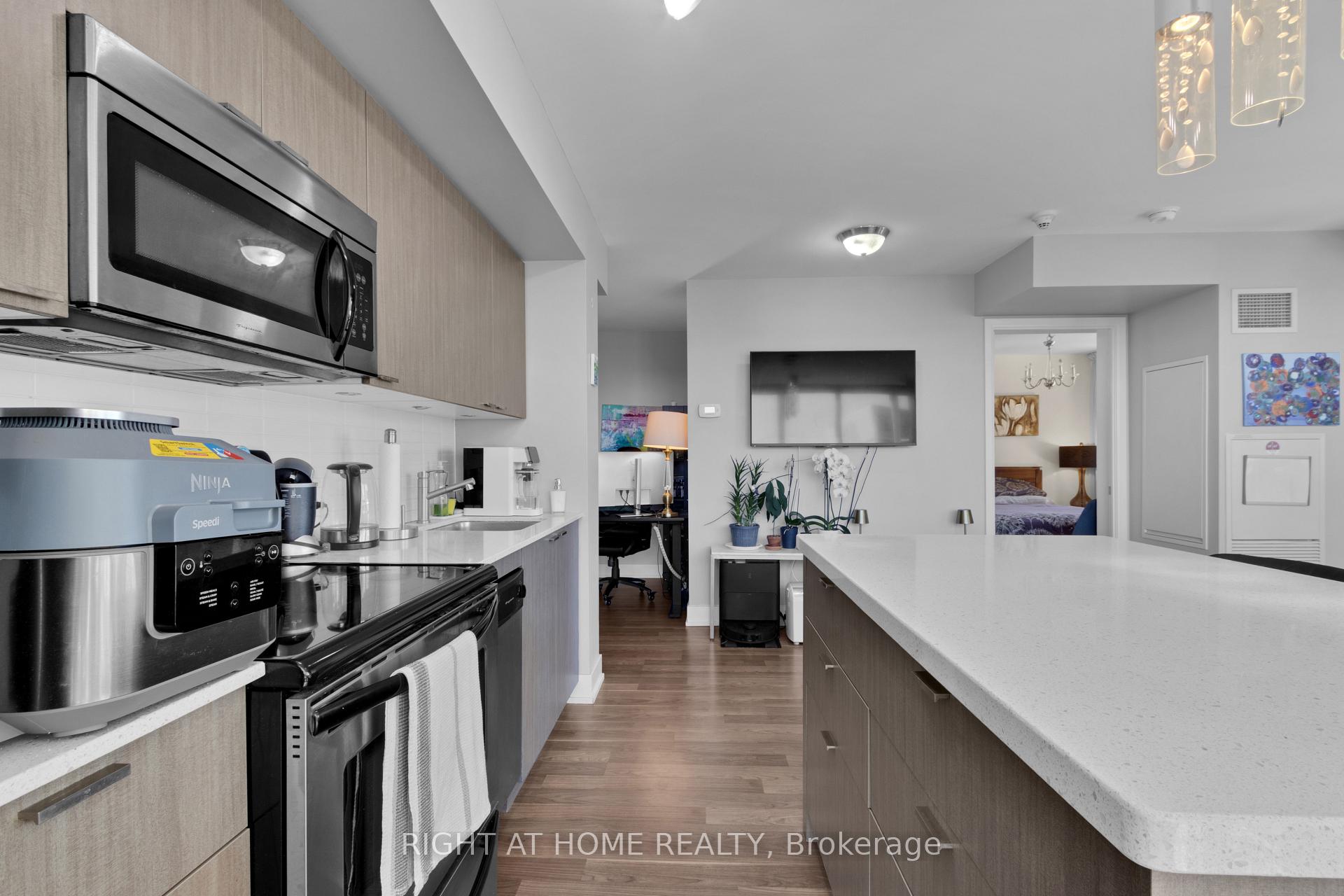Photo 9 of Unit 904, 23 Sheppard Avenue E, North York, Willowdale East — HOMEH