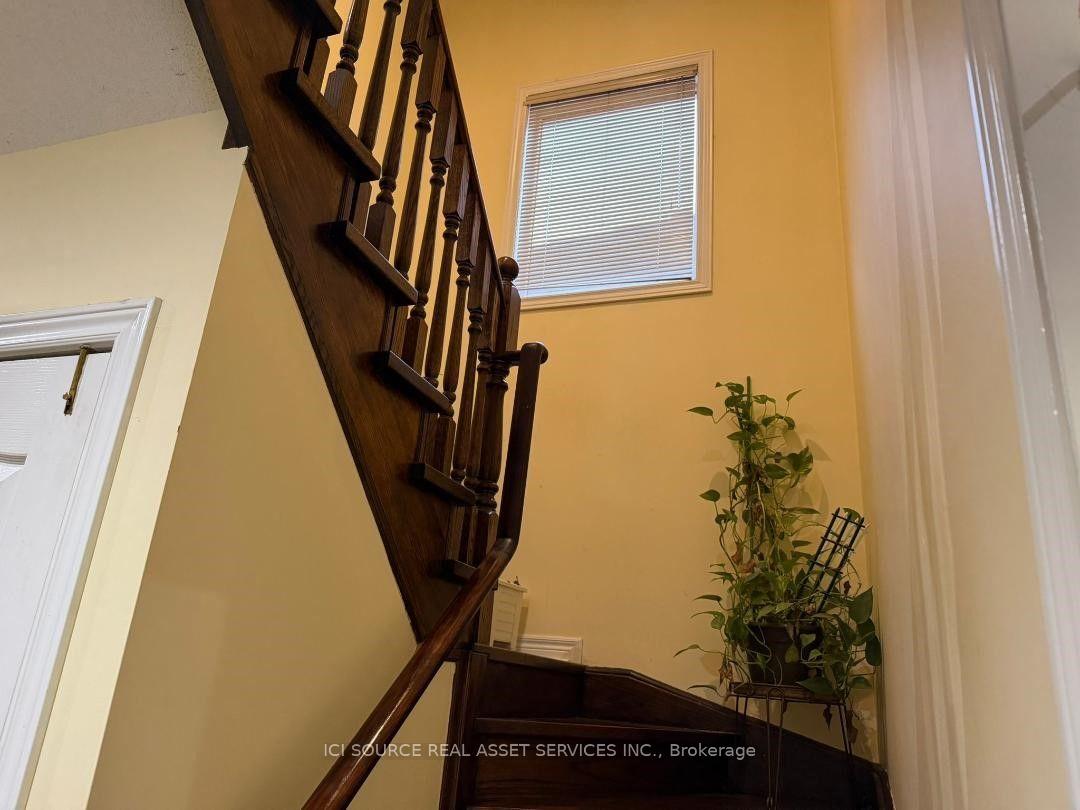 Photo 4 of Unit Upper, 26 Pefferlaw Circle, Brampton, Bram West — HOMEH