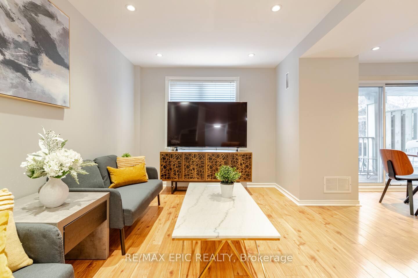 Photo 3 of Unit 732, 75 Weldrick Road E, Richmond Hill, Observatory — HOMEH