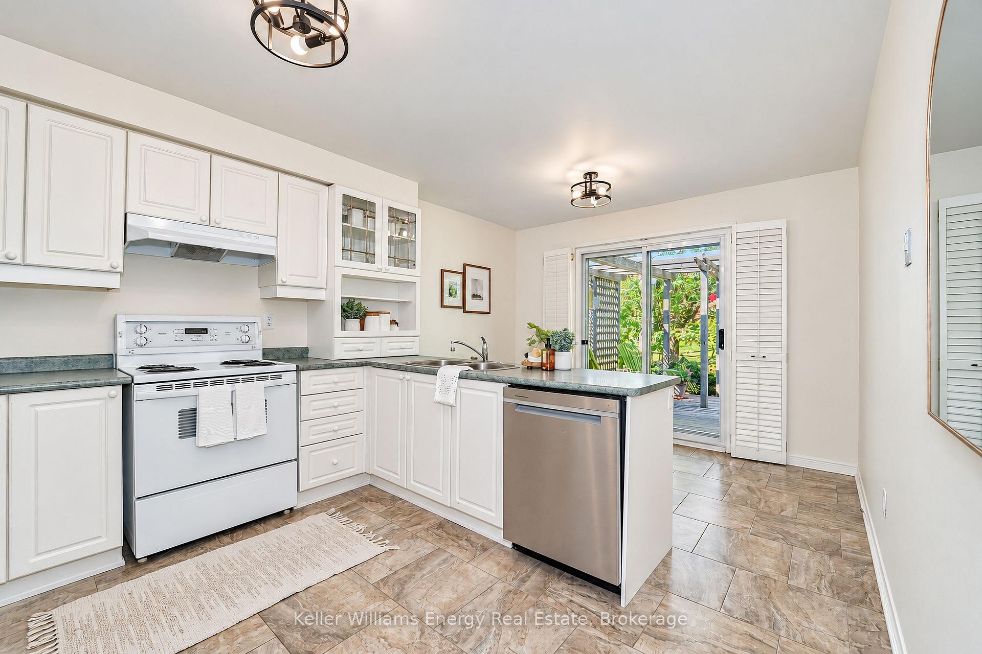 Photo 6 of 16 Amber Court, Scugog, Port Perry — HOMEH
