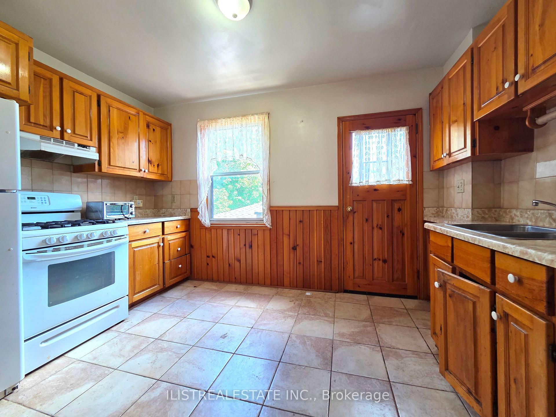 Photo 6 of 213 Blantyre Avenue, Scarborough, Birchcliffe-Cliffside — HOMEH