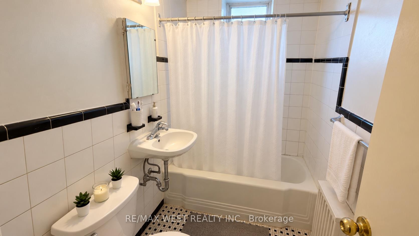 Photo 5 of Unit 29, 10 Crown Hill Place, Etobicoke, Stonegate-Queensway — HOMEH