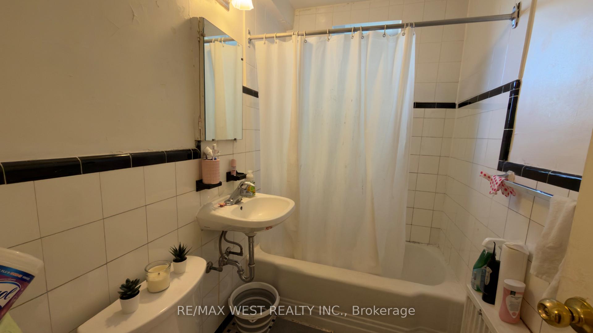 Photo 6 of Unit 29, 10 Crown Hill Place, Etobicoke, Stonegate-Queensway — HOMEH
