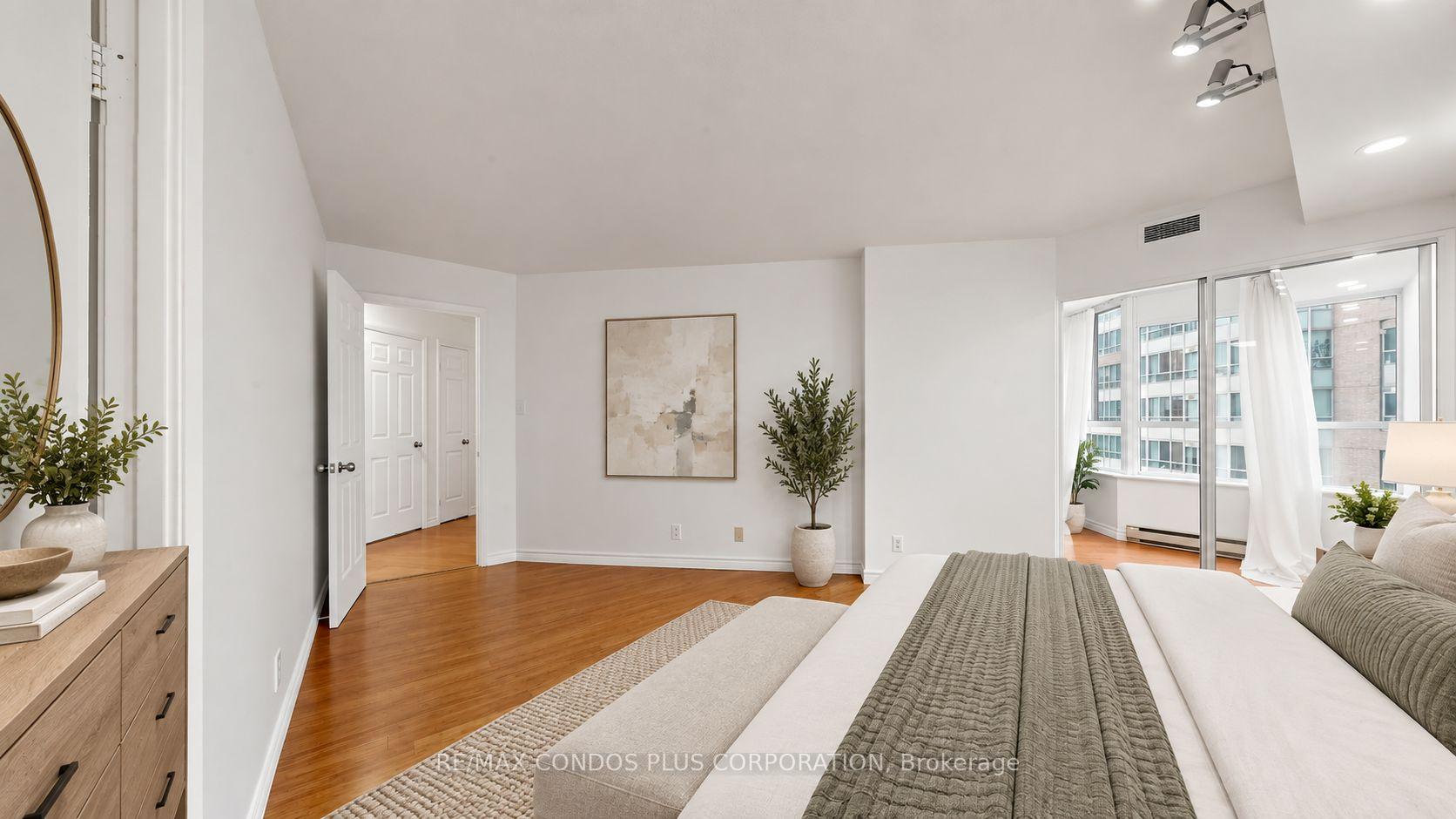 Photo 26 of Unit 702, 717 Bay Street, Toronto, Bay Street Corridor — HOMEH