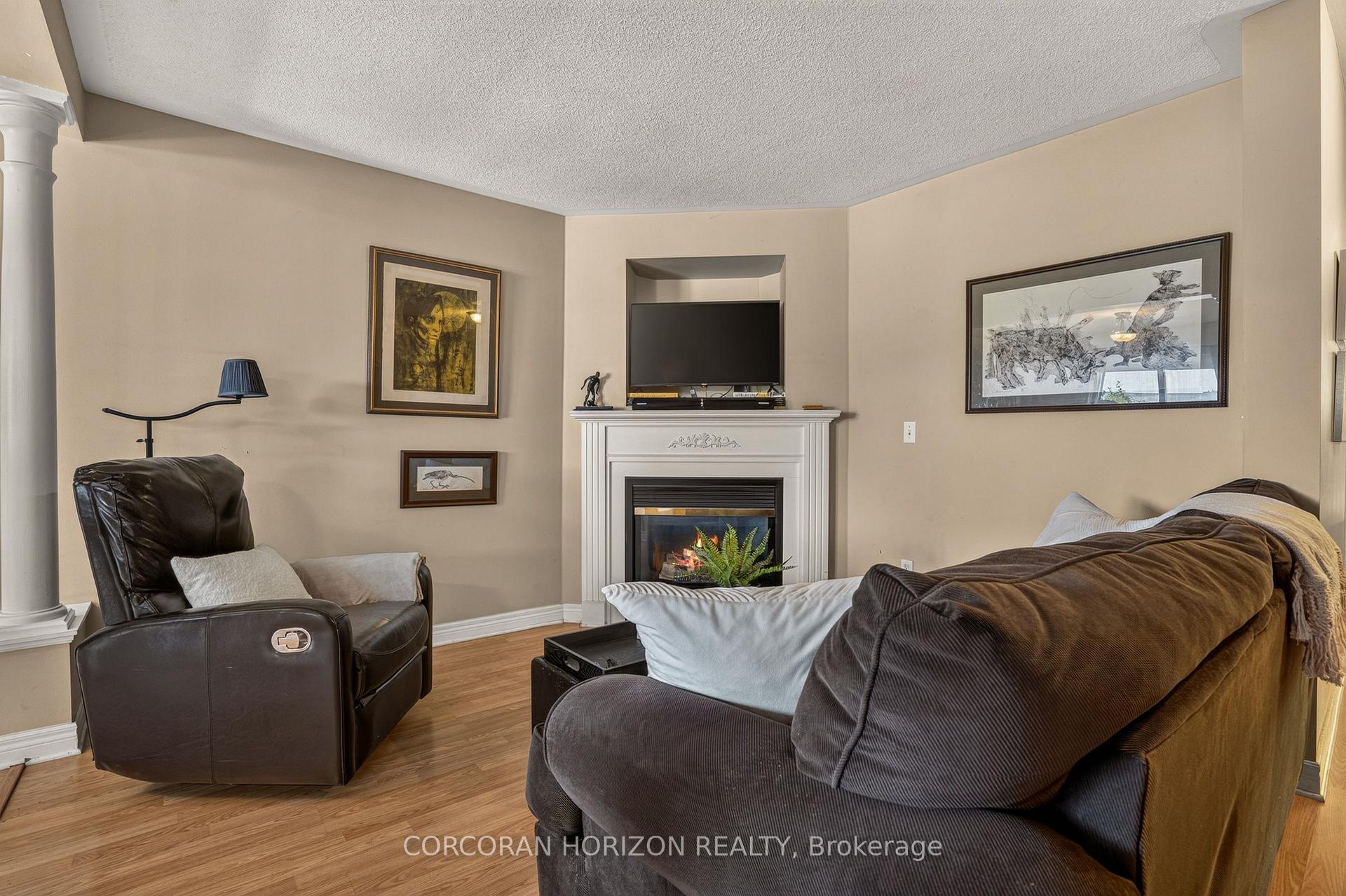 Photo 3 of Unit 14, 2871 Darien Road, Burlington, Rose — HOMEH