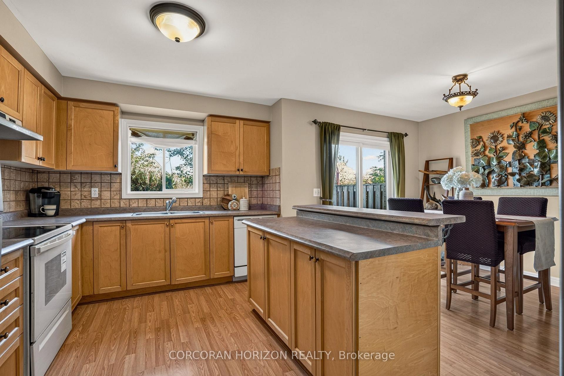 Photo 8 of Unit 14, 2871 Darien Road, Burlington, Rose — HOMEH