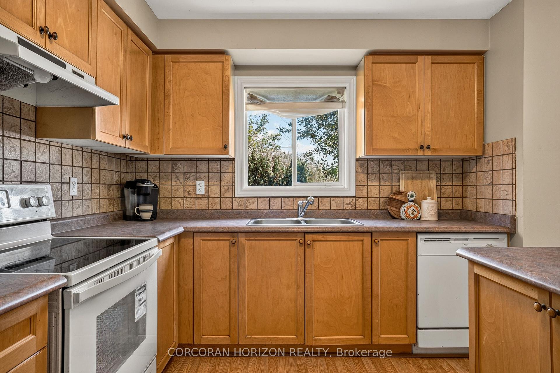 Photo 9 of Unit 14, 2871 Darien Road, Burlington, Rose — HOMEH