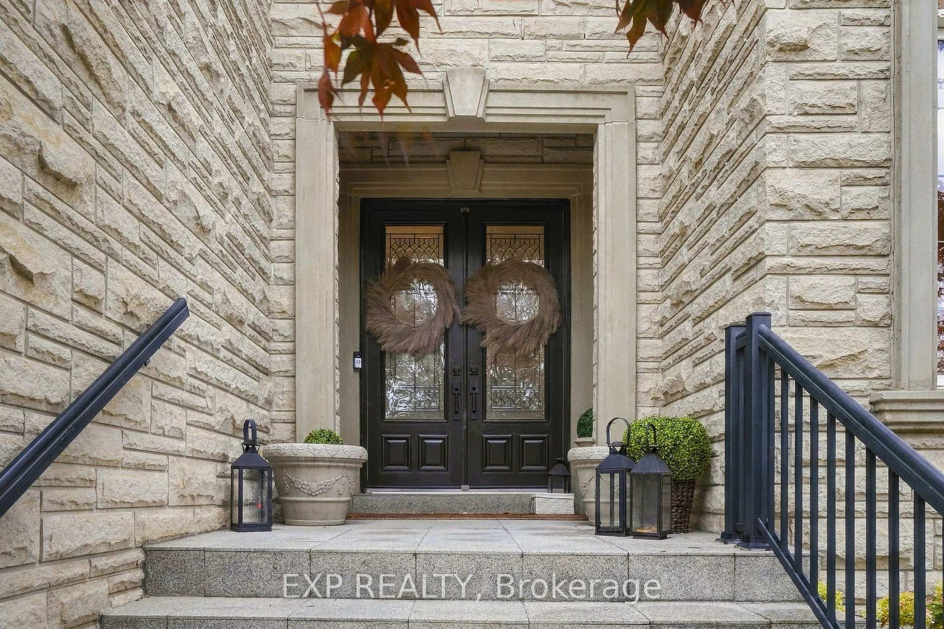 Photo 2 of 412 Manhattan Drive, Markham, Unionville — HOMEH
