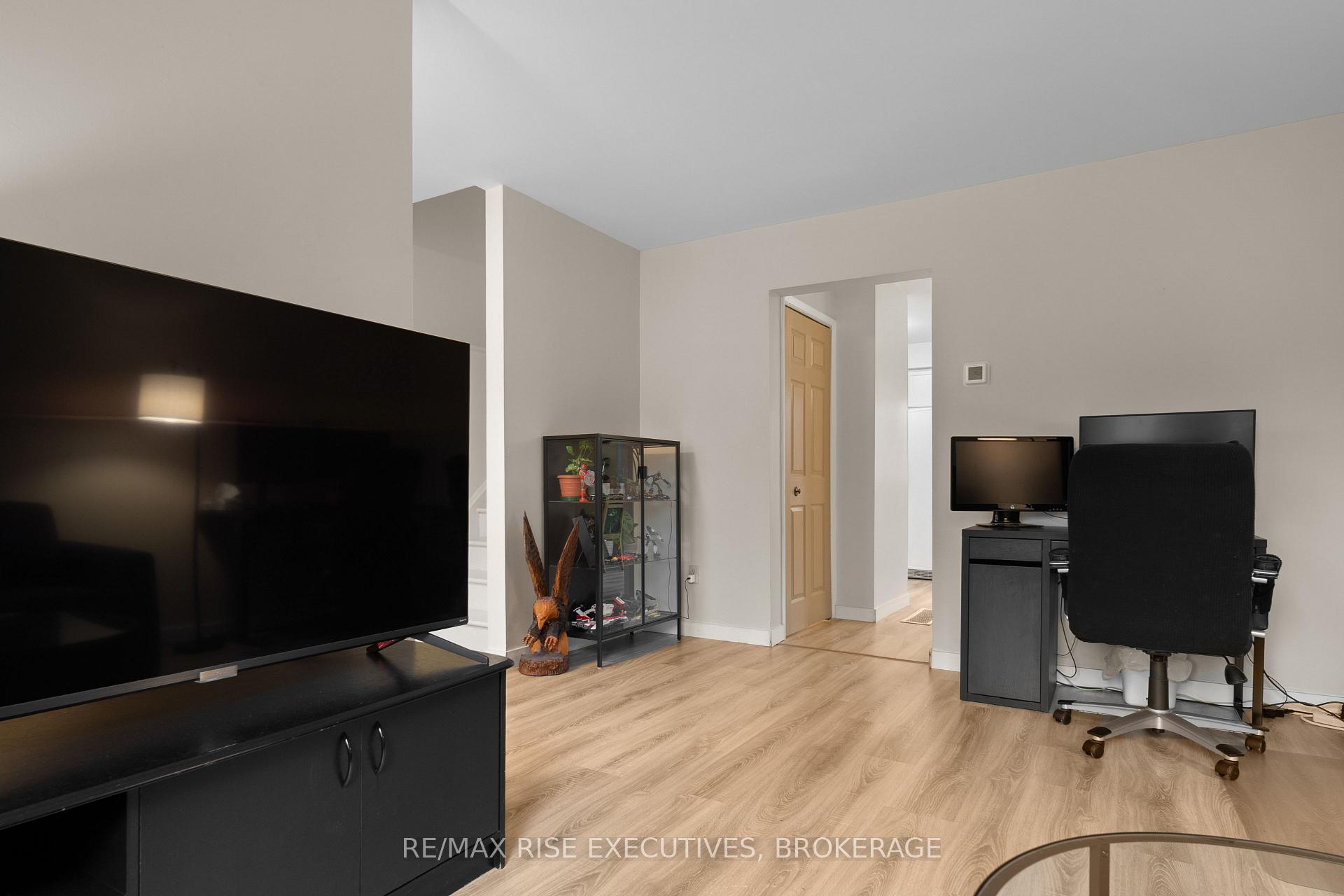 Photo 8 of 18 Carriage Court, Kingston, Rideau — HOMEH