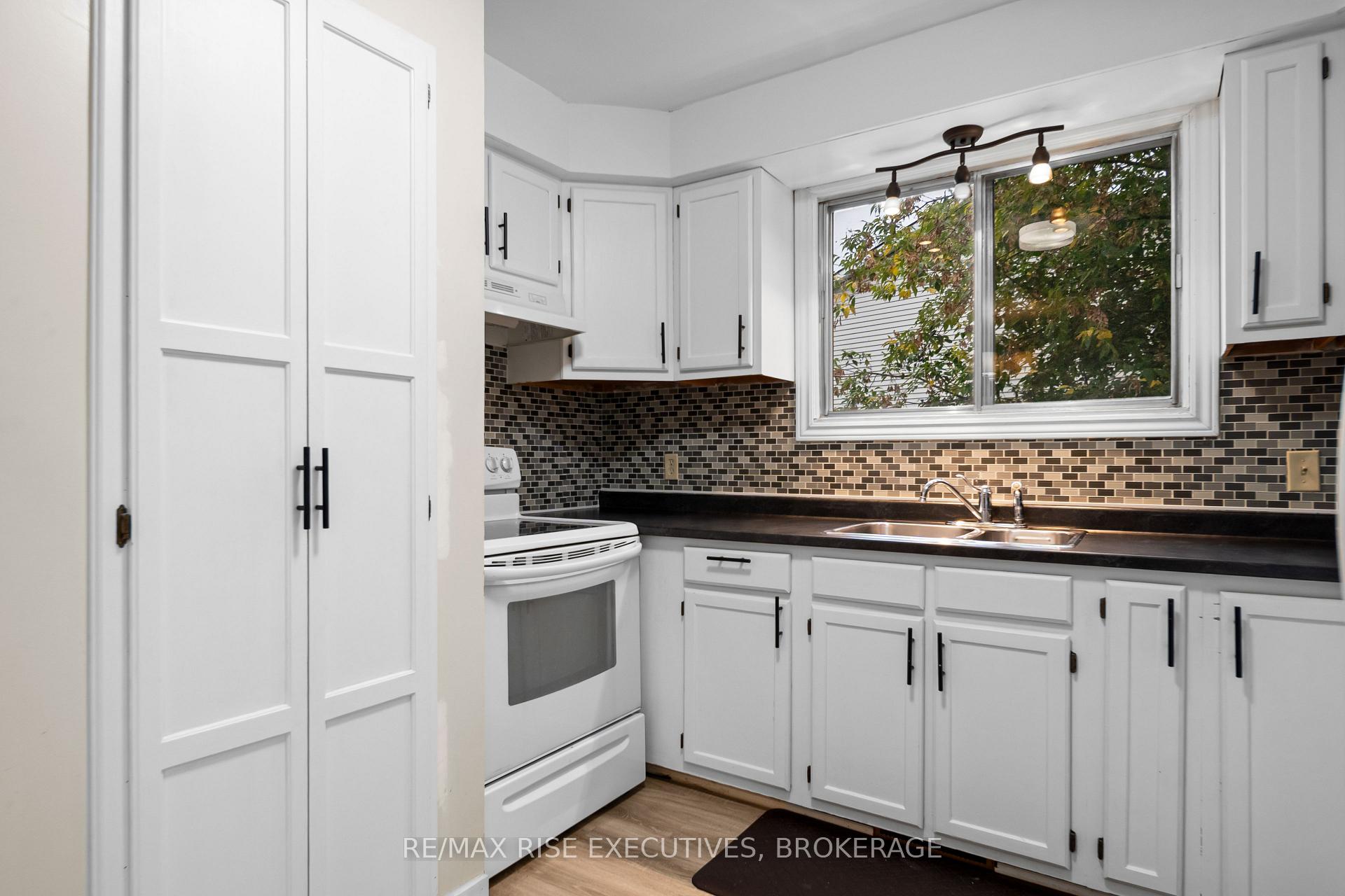 Photo 19 of 18 Carriage Court, Kingston, Rideau — HOMEH