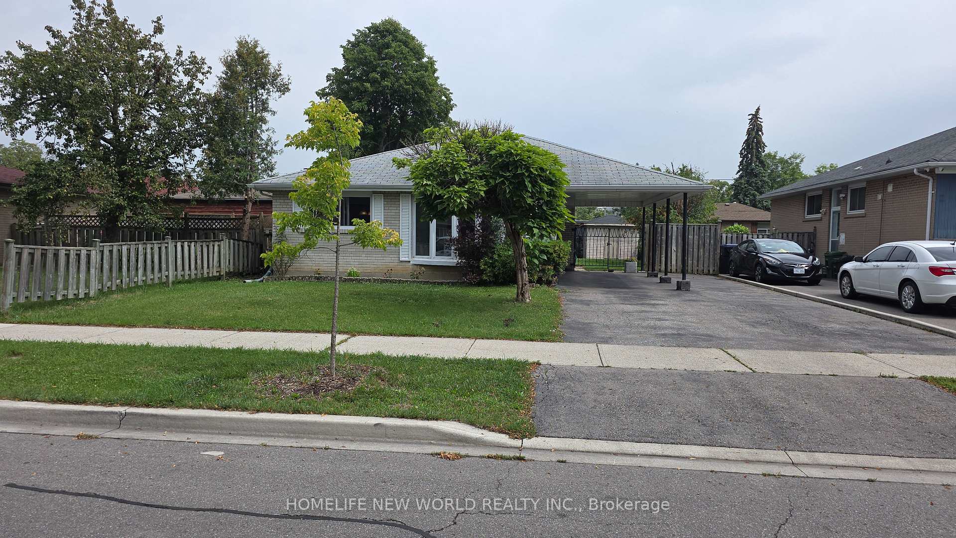 Photo 2 of 26 Murchison Crescent N, Etobicoke, Mount Olive-Silverstone-Jamestown — HOMEH