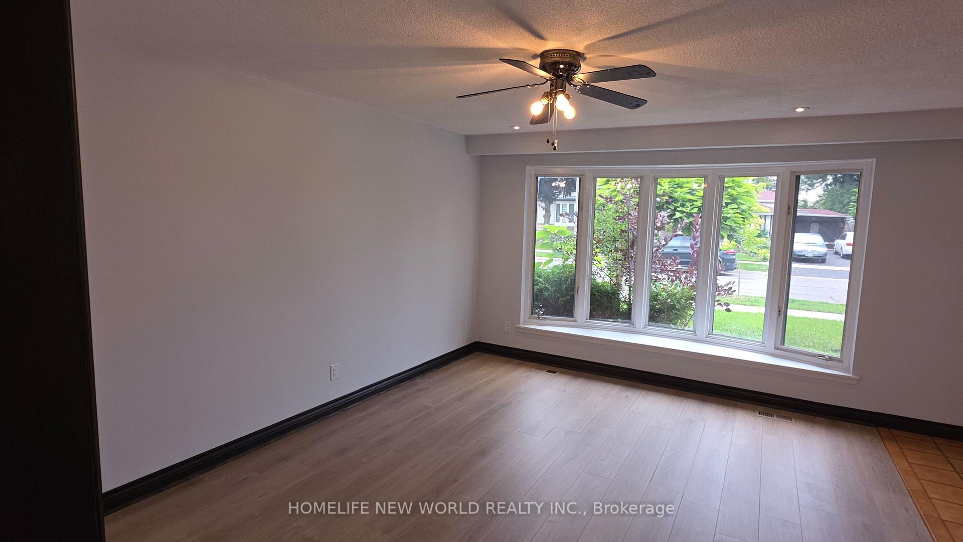 Photo 5 of 26 Murchison Crescent N, Etobicoke, Mount Olive-Silverstone-Jamestown — HOMEH