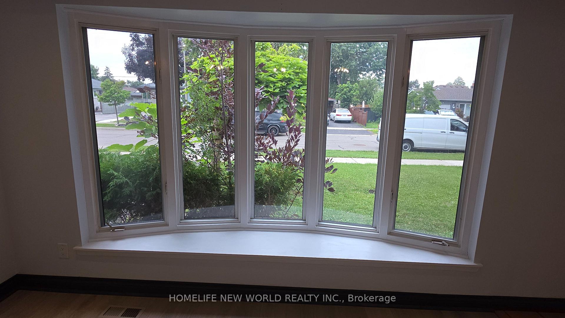 Photo 9 of 26 Murchison Crescent N, Etobicoke, Mount Olive-Silverstone-Jamestown — HOMEH
