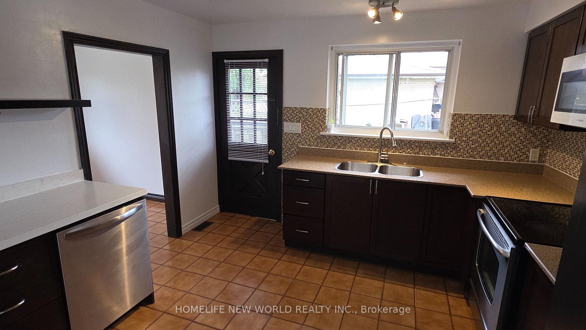 Photo 12 of 26 Murchison Crescent N, Etobicoke, Mount Olive-Silverstone-Jamestown — HOMEH