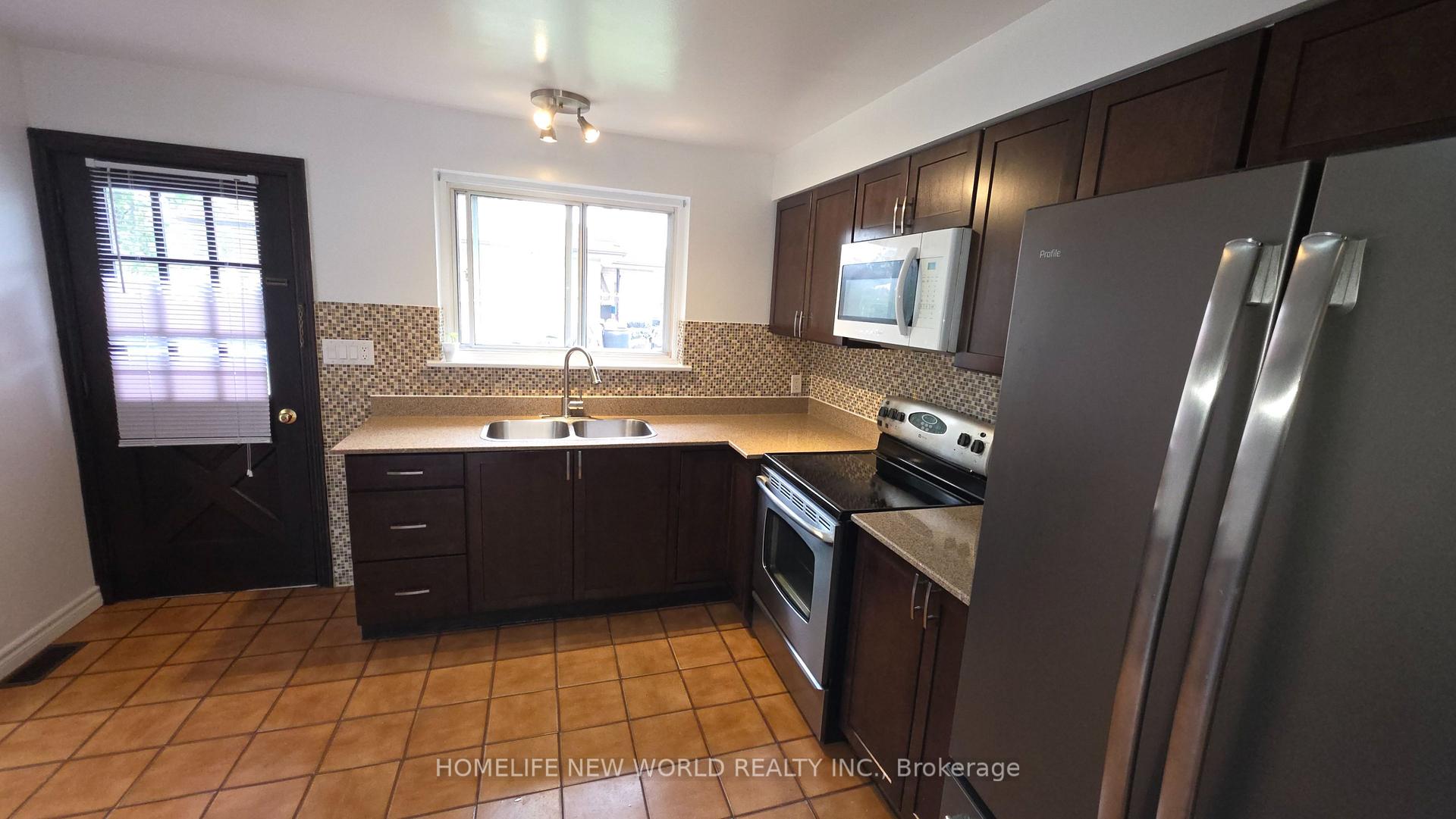Photo 16 of 26 Murchison Crescent N, Etobicoke, Mount Olive-Silverstone-Jamestown — HOMEH