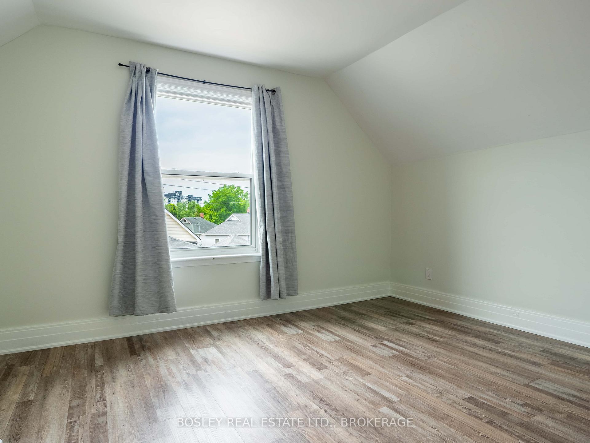 Photo 10 of 5 Herrick Avenue, St. Catharines, E. Chester — HOMEH