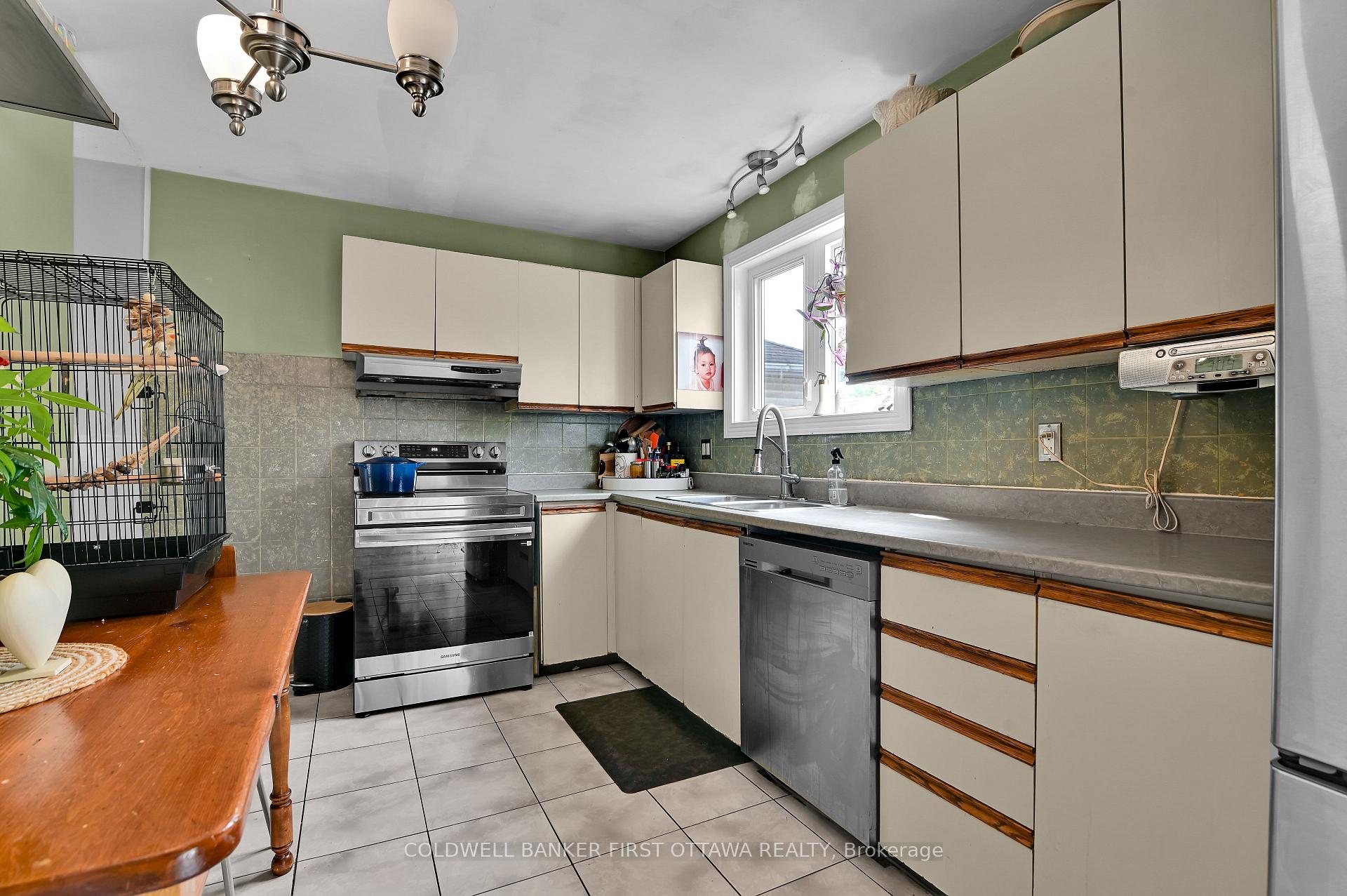 Photo 10 of 2153 East Acres Road, Ottawa, Beacon Hill South — HOMEH