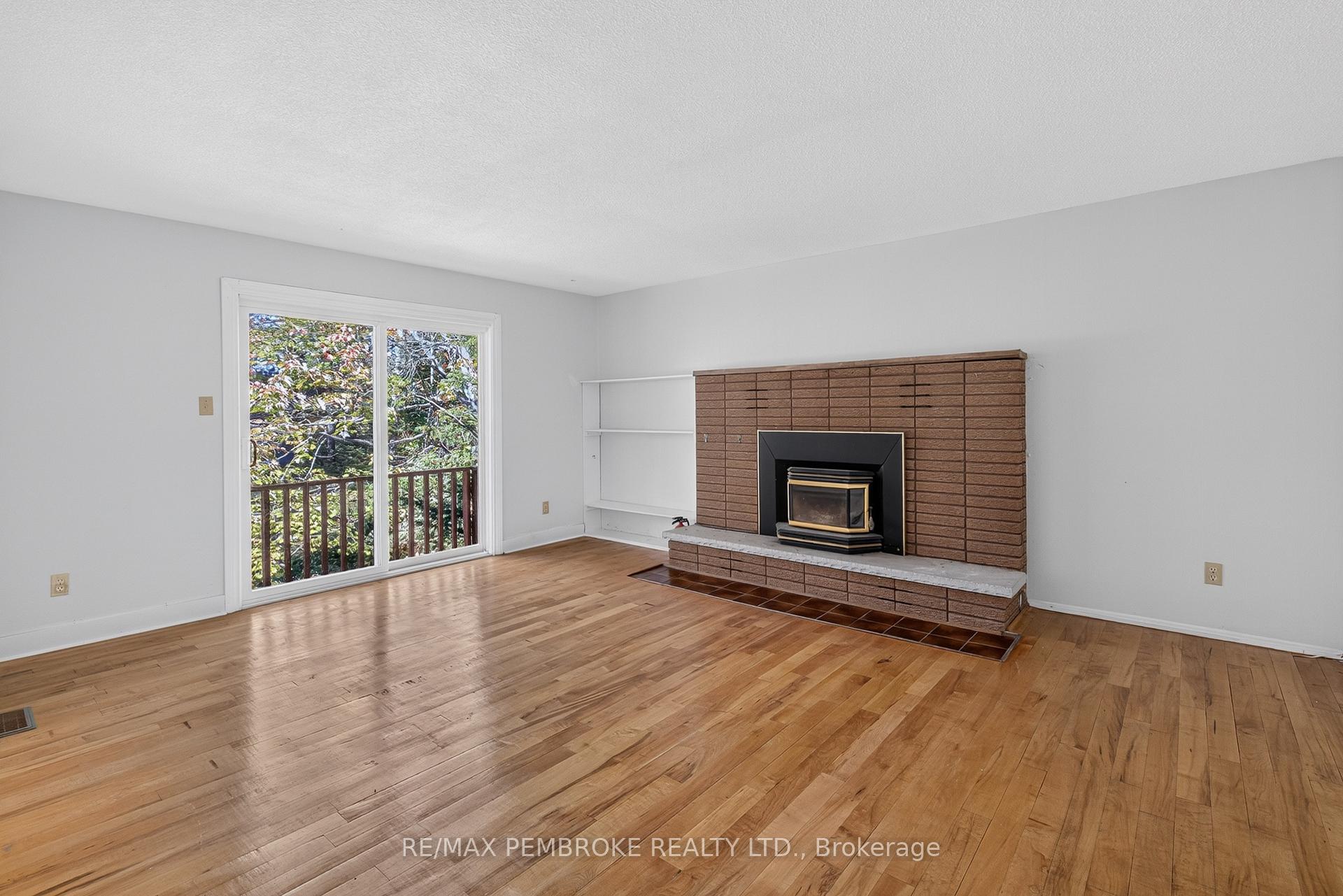 Photo 5 of 14 Roy Street, Petawawa, Petawawa — HOMEH
