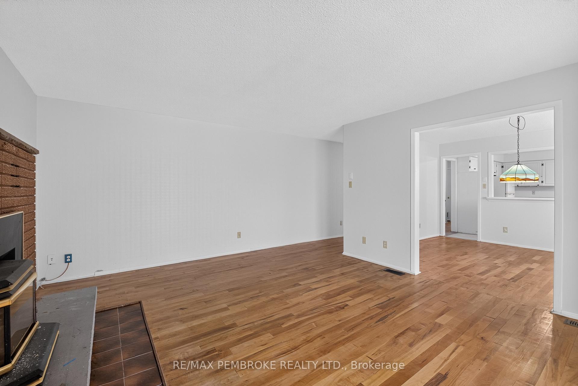 Photo 6 of 14 Roy Street, Petawawa, Petawawa — HOMEH