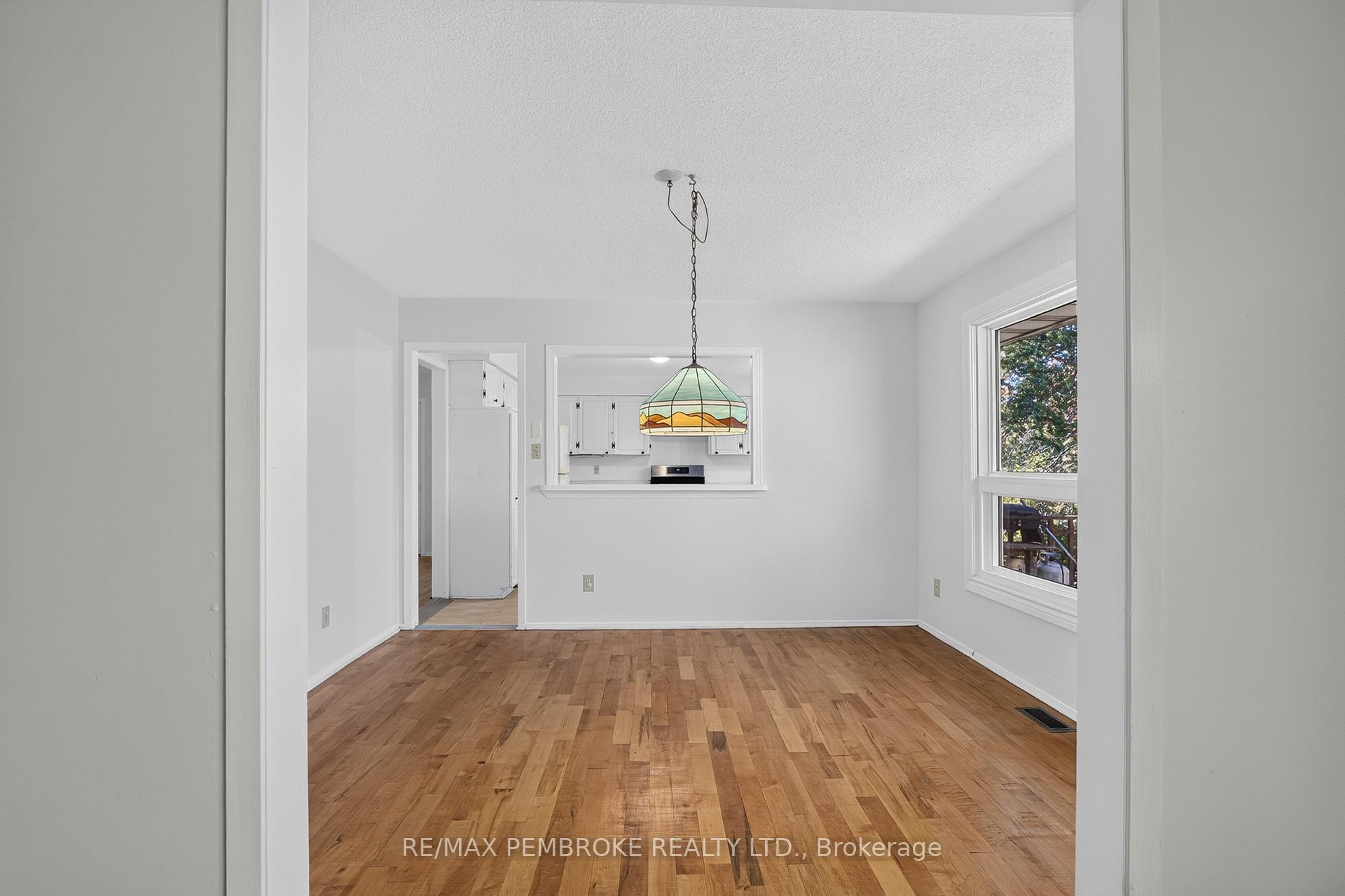 Photo 9 of 14 Roy Street, Petawawa, Petawawa — HOMEH