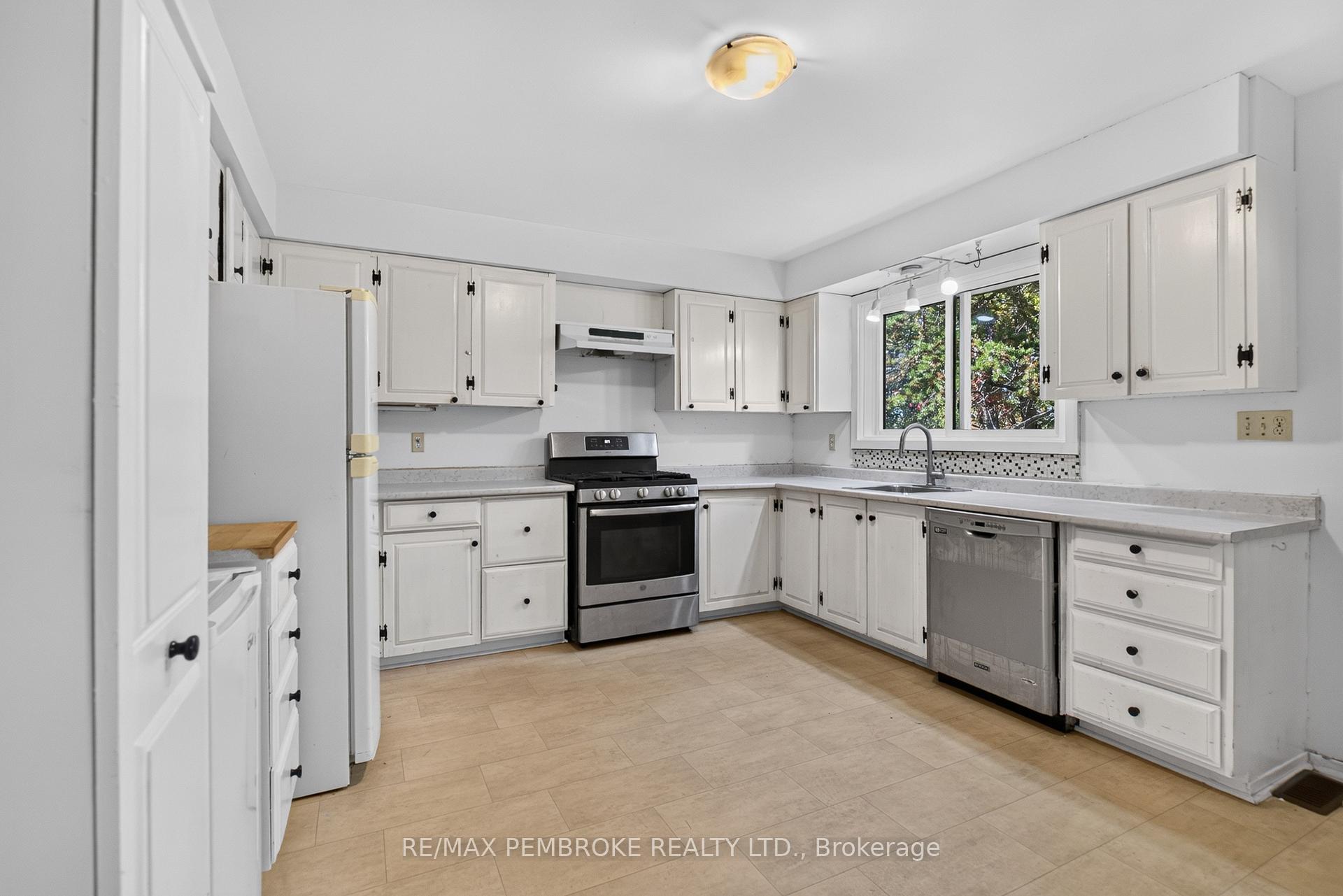 Photo 12 of 14 Roy Street, Petawawa, Petawawa — HOMEH