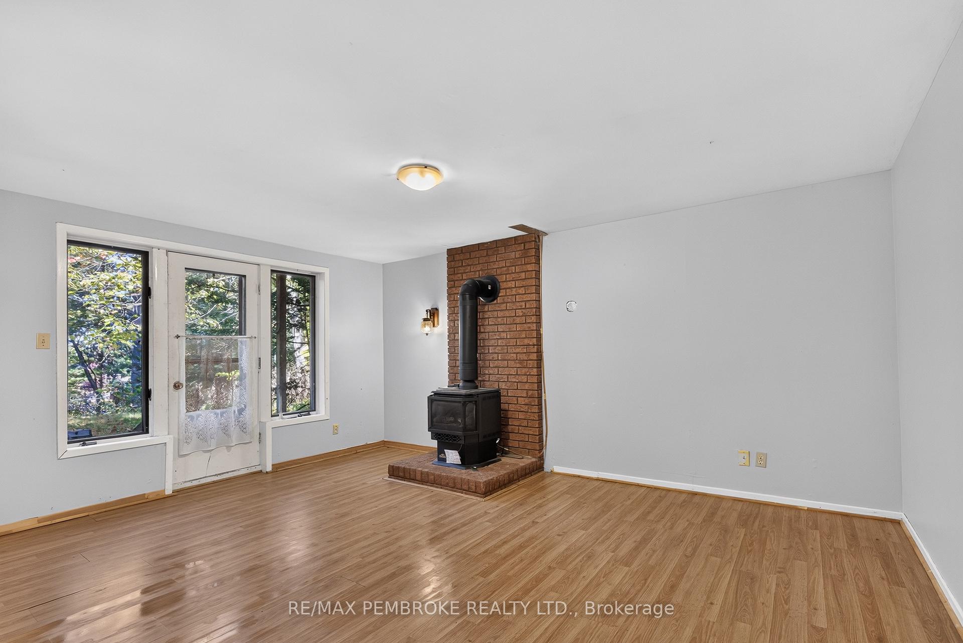 Photo 31 of 14 Roy Street, Petawawa, Petawawa — HOMEH