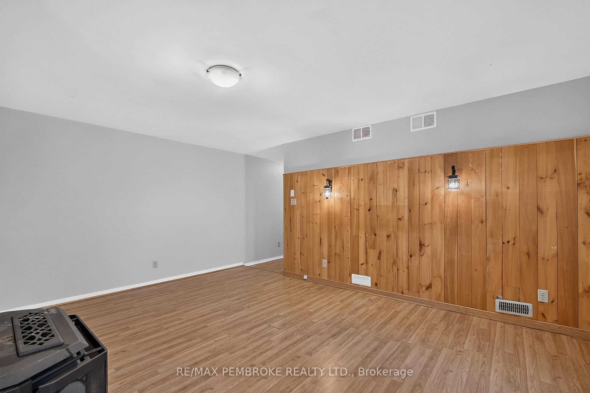Photo 32 of 14 Roy Street, Petawawa, Petawawa — HOMEH