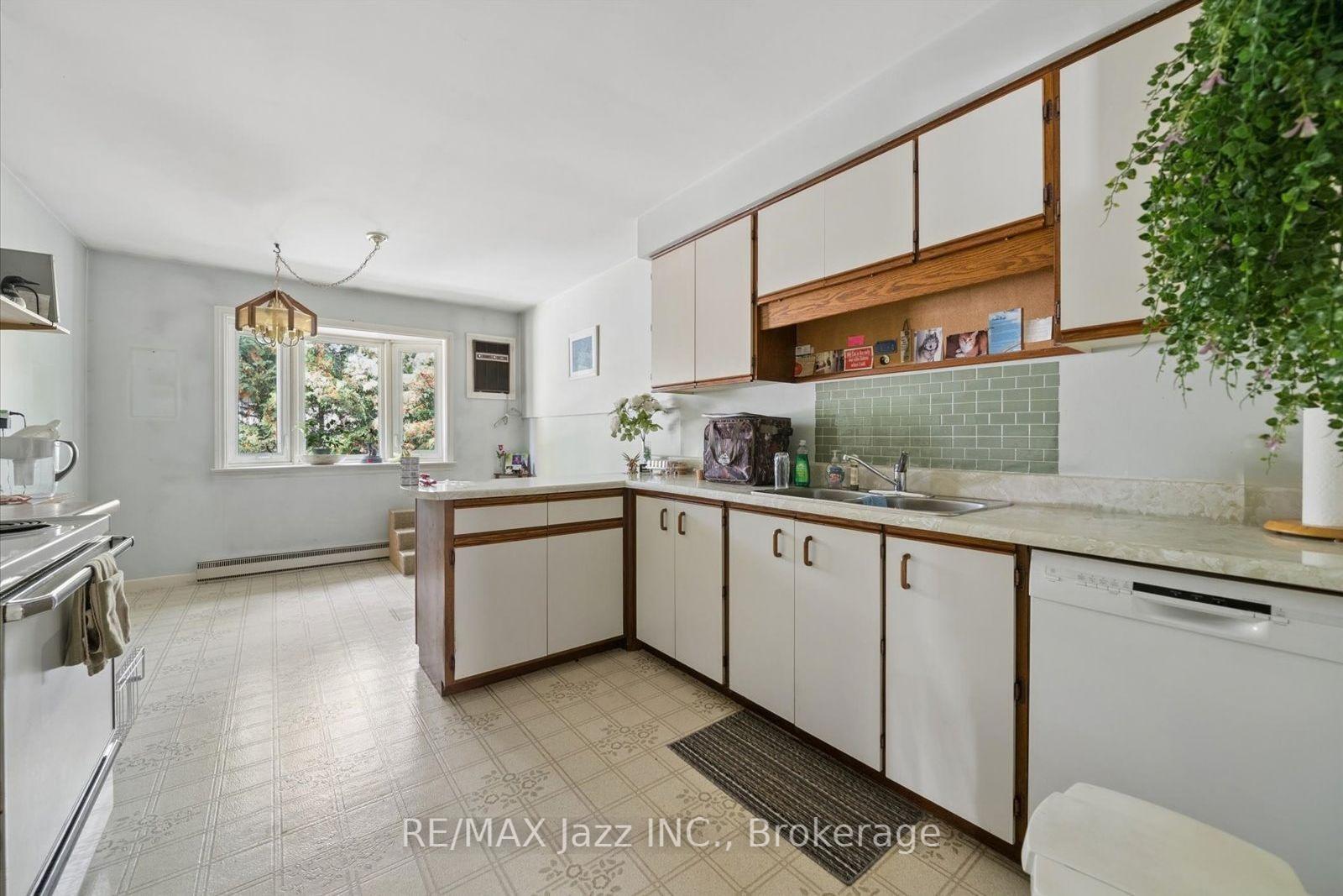 Photo 14 of 210 Murray Drive, Aurora, Aurora Highlands — HOMEH