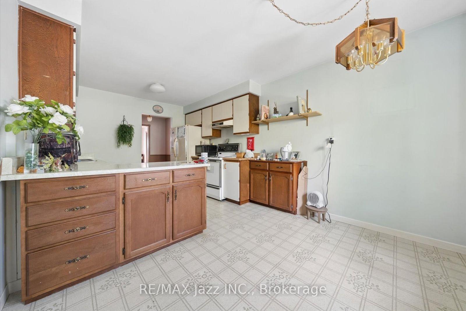 Photo 16 of 210 Murray Drive, Aurora, Aurora Highlands — HOMEH