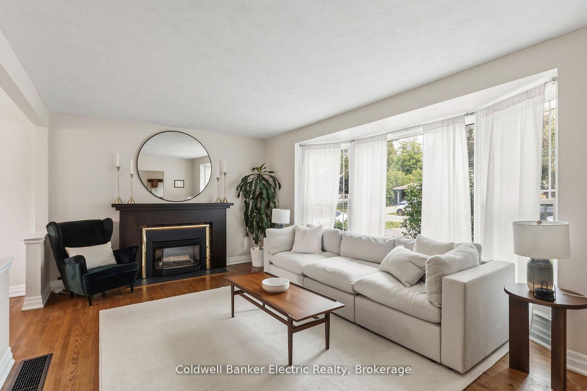 Photo 3 of 326 Cochrane Street, Whitby, Rural Whitby — HOMEH