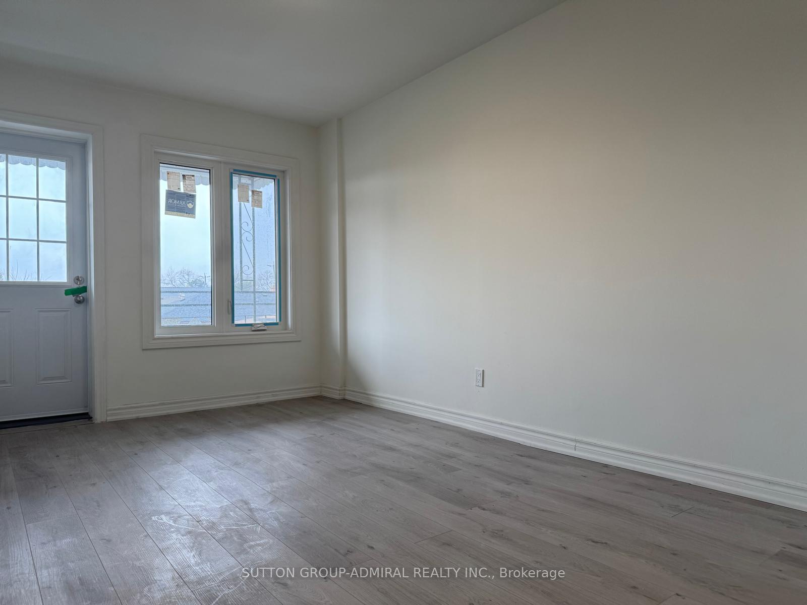 Photo 8 of Unit Upper, 2986A Dufferin Street, North York, Yorkdale-Glen Park — HOMEH