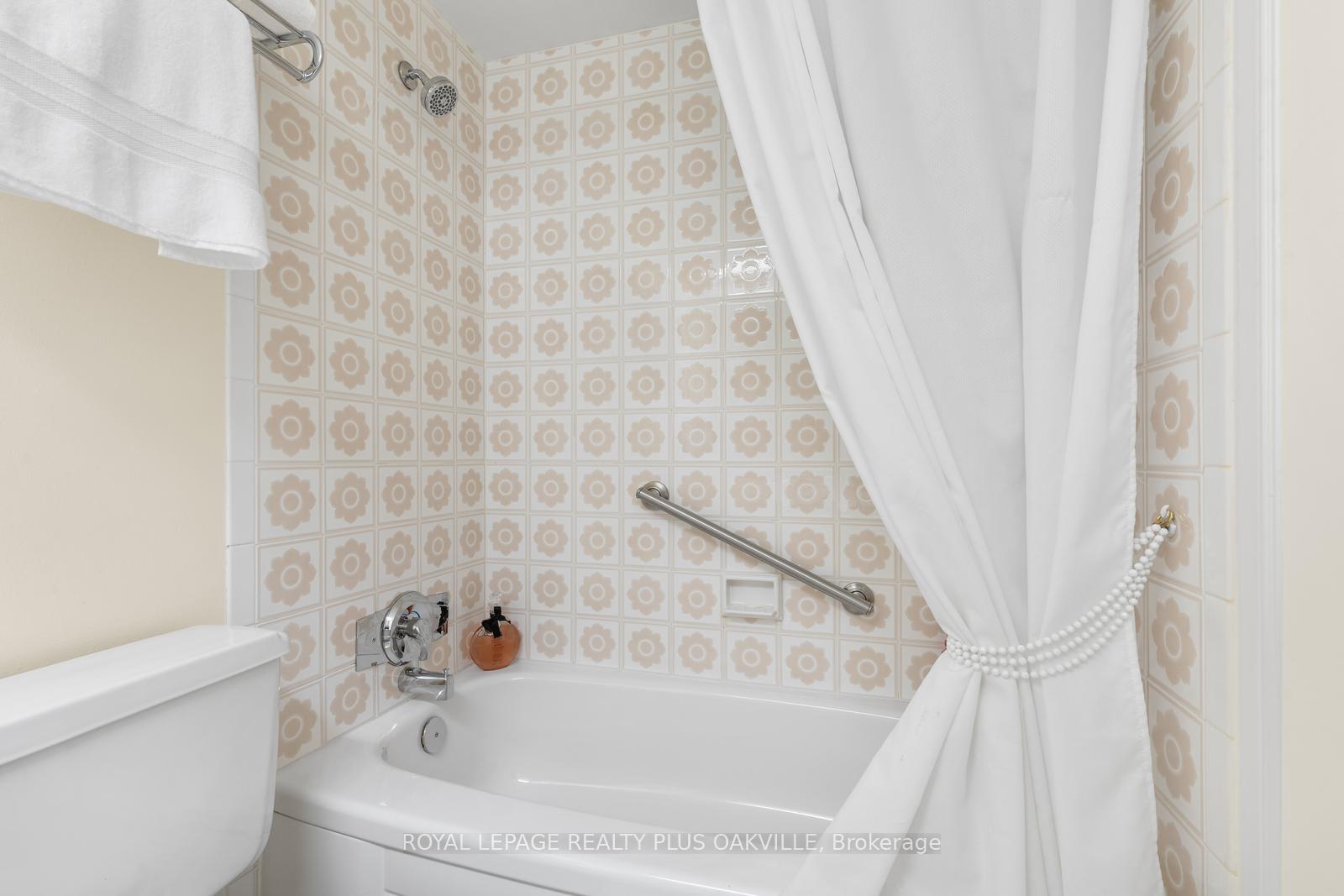 Photo 23 of Unit 102, 2175 Marine Drive, Oakville, Bronte — HOMEH