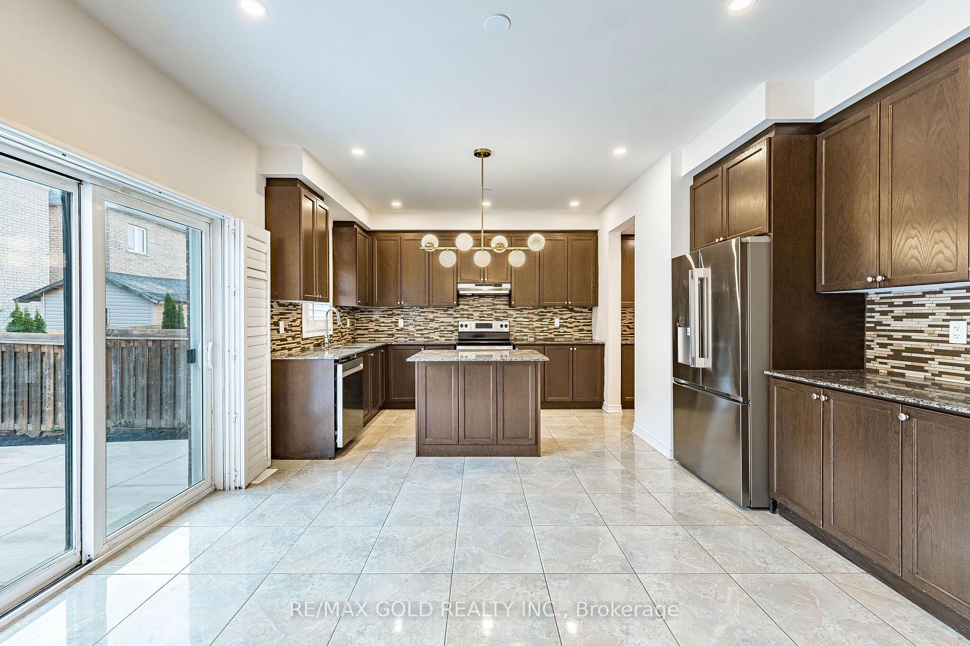 Photo 10 of 17 Lola Crescent, Brampton, Northwest Brampton — HOMEH