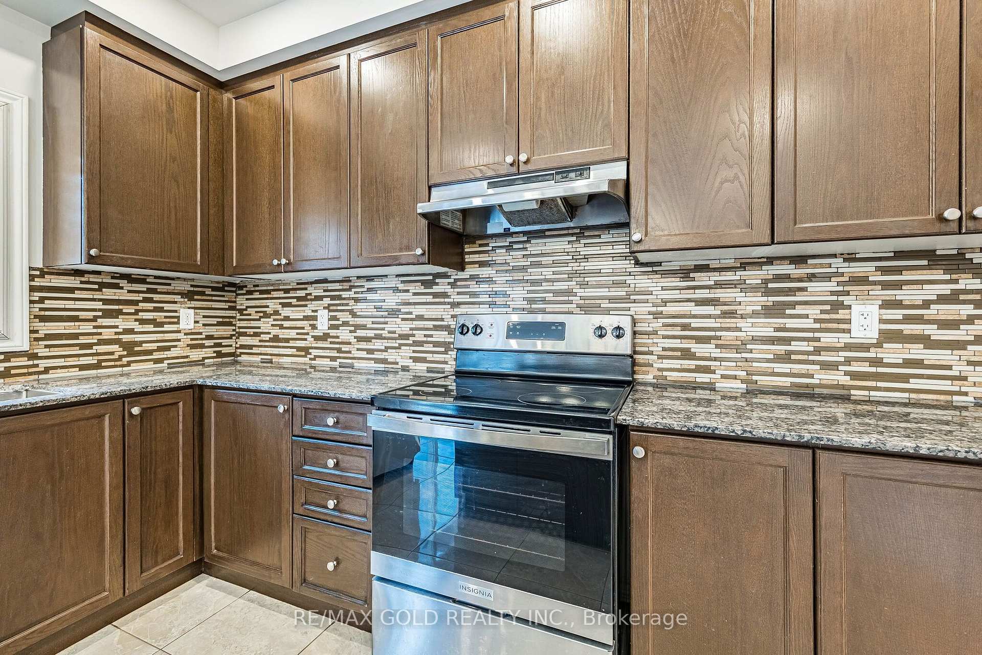 Photo 12 of 17 Lola Crescent, Brampton, Northwest Brampton — HOMEH