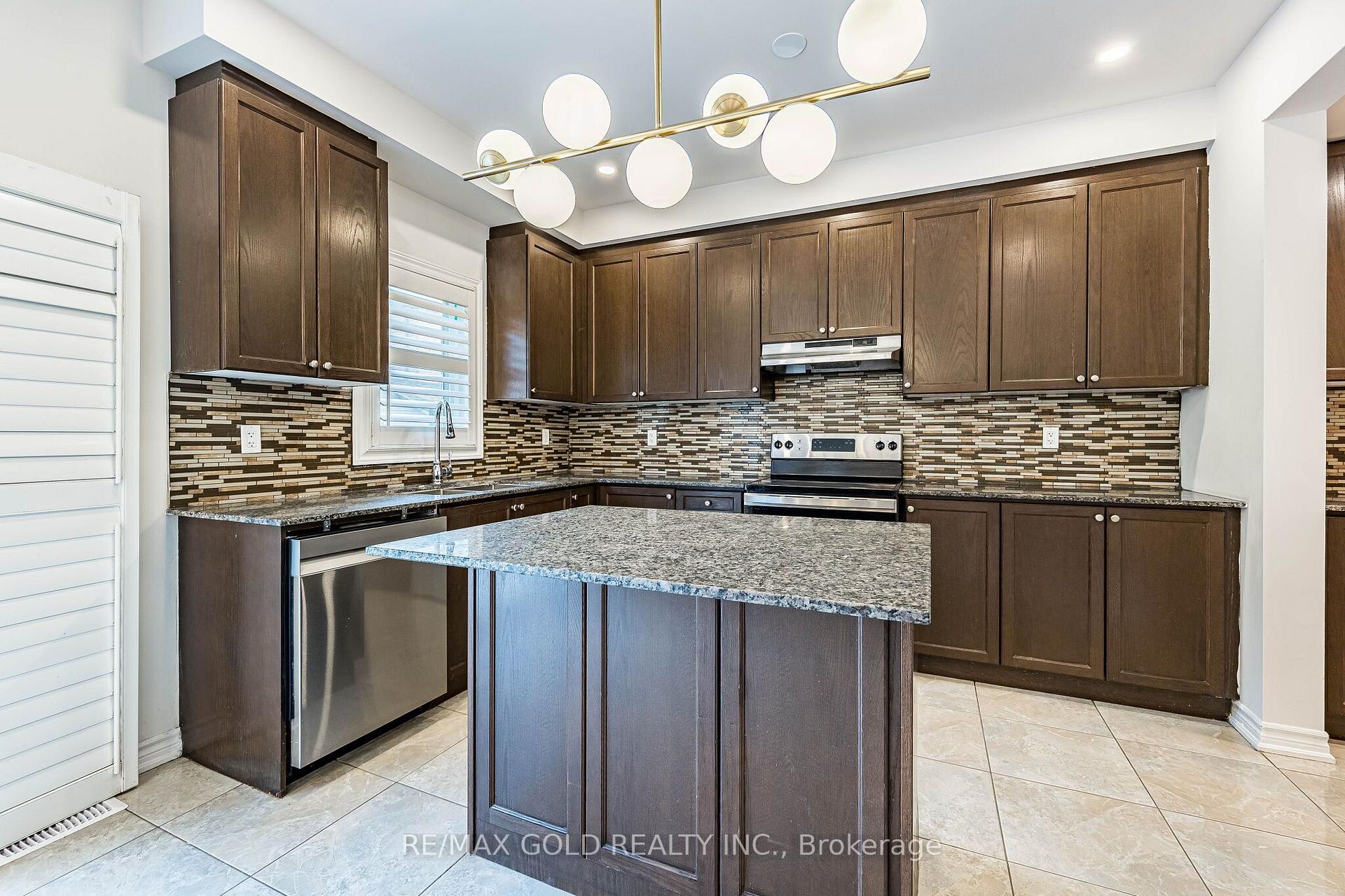 Photo 13 of 17 Lola Crescent, Brampton, Northwest Brampton — HOMEH