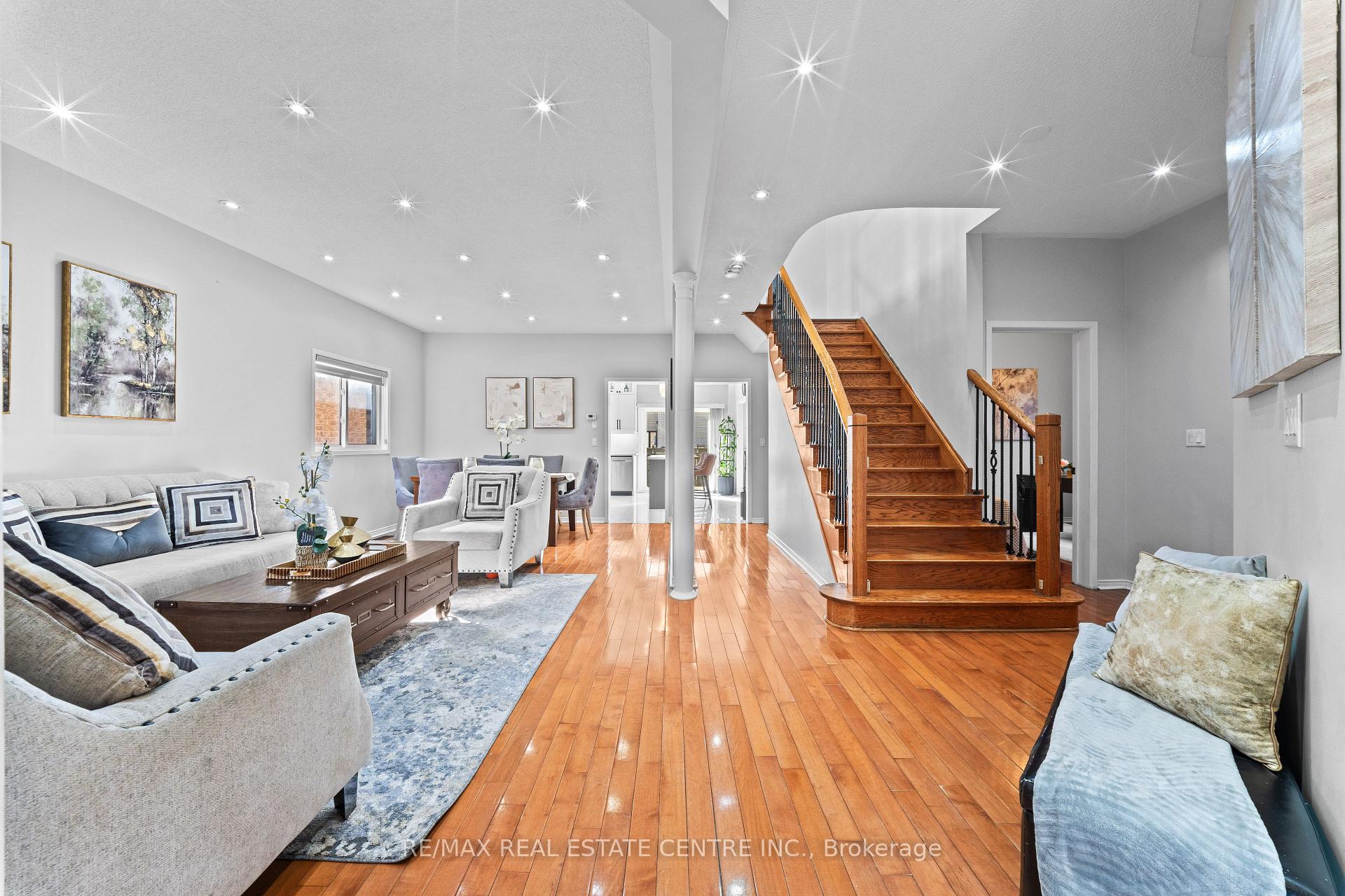 Photo 6 of 10 Midvale Road, Brampton, Fletcher's Meadow — HOMEH