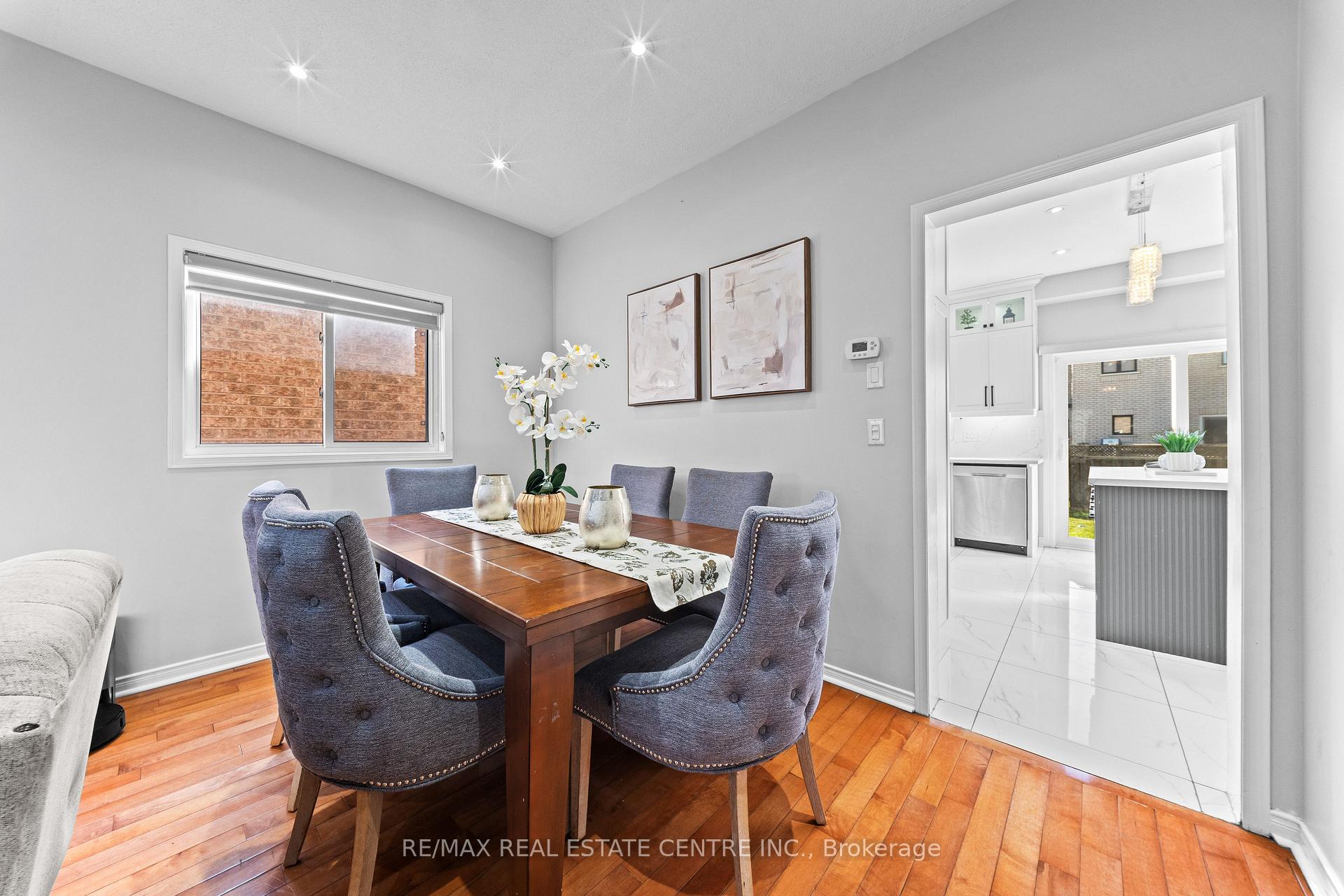 Photo 8 of 10 Midvale Road, Brampton, Fletcher's Meadow — HOMEH