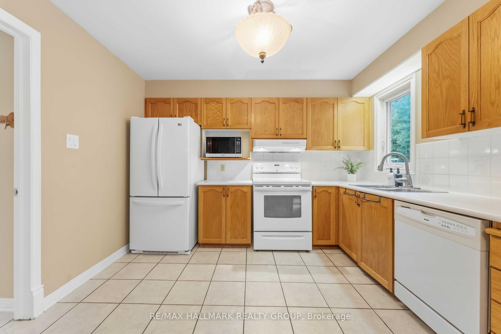 Photo 13 of 2053 Rolling Brook Drive, Ottawa, Chapel Hill South - Orleans Village — HOMEH