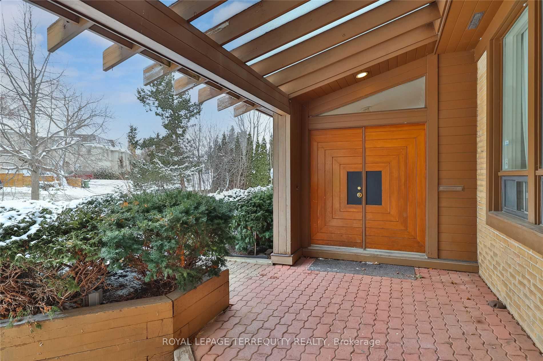 Photo 2 of 11 Leacroft Crescent, North York, Banbury-Don Mills — HOMEH