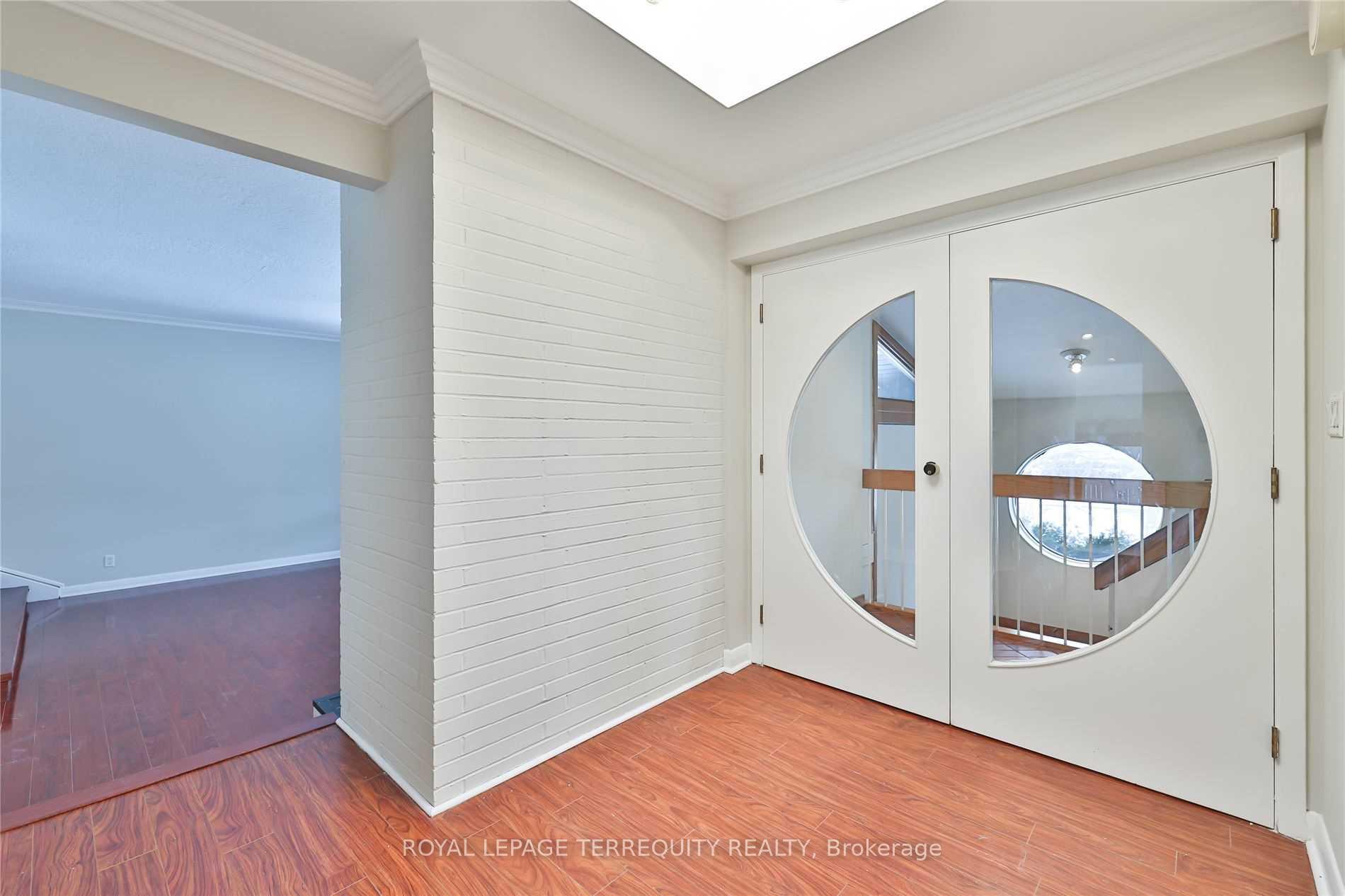 Photo 3 of 11 Leacroft Crescent, North York, Banbury-Don Mills — HOMEH