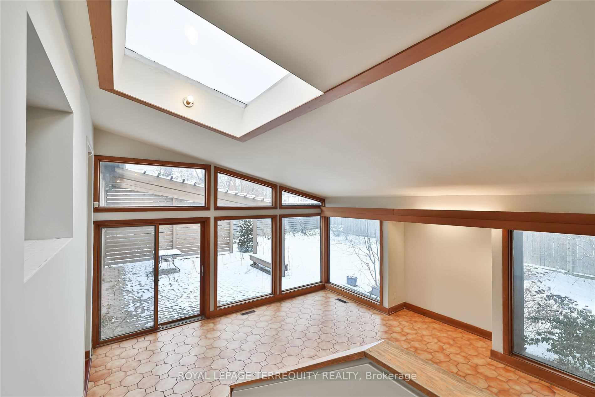 Photo 4 of 11 Leacroft Crescent, North York, Banbury-Don Mills — HOMEH